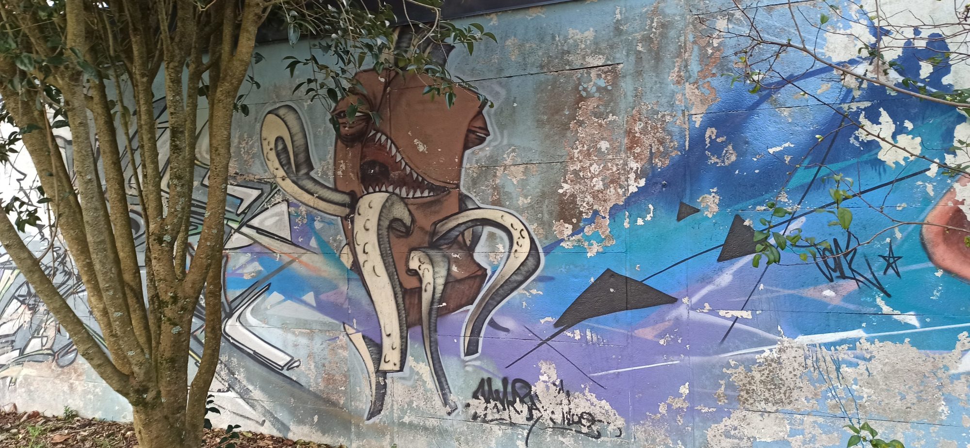 Monstre brun à tentacules — Street art à Lorient