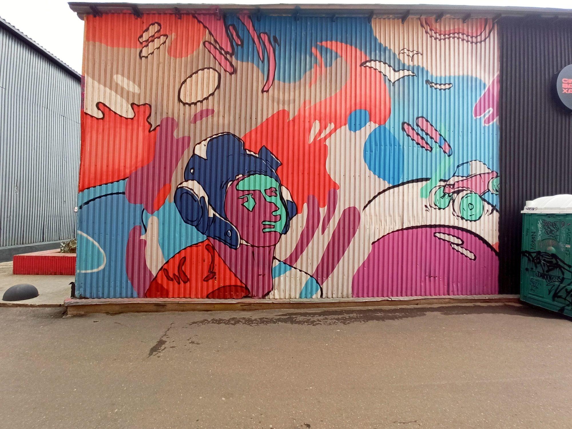 Personnage aux écouteurs par Onedali — Street art de Onedali à Moskva