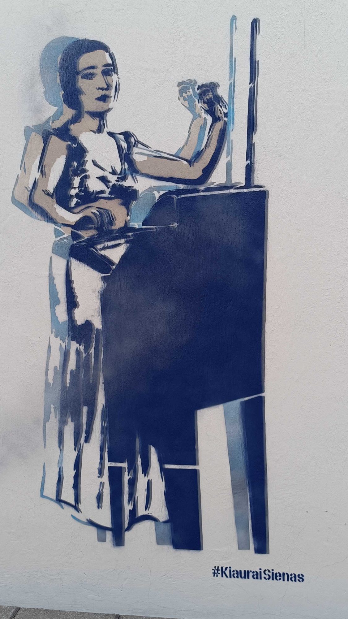 Femme au pupitre, pochoir bleu — Street art à Vilnius