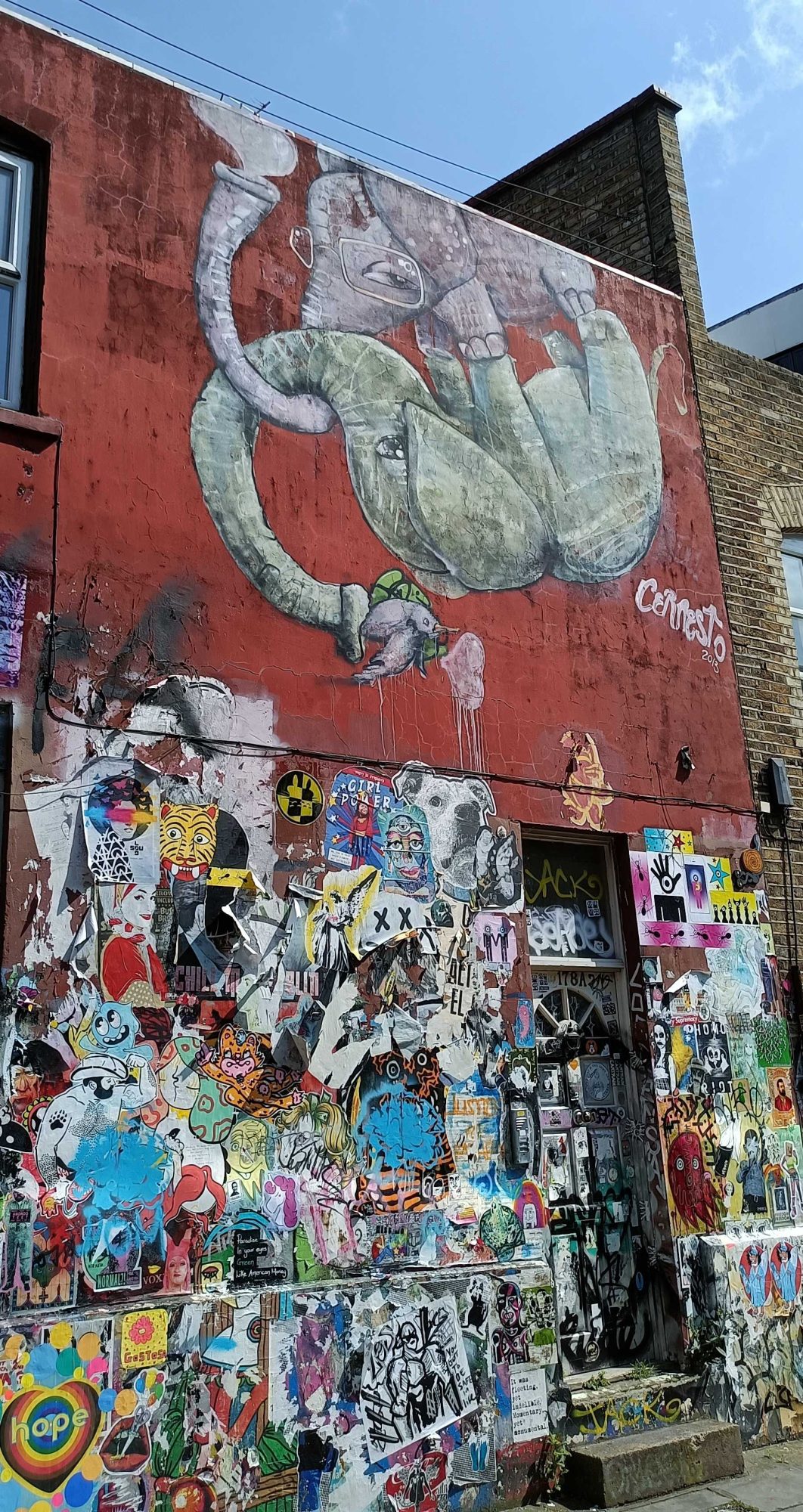 Créature Cranio murale rouge — Street art à London
