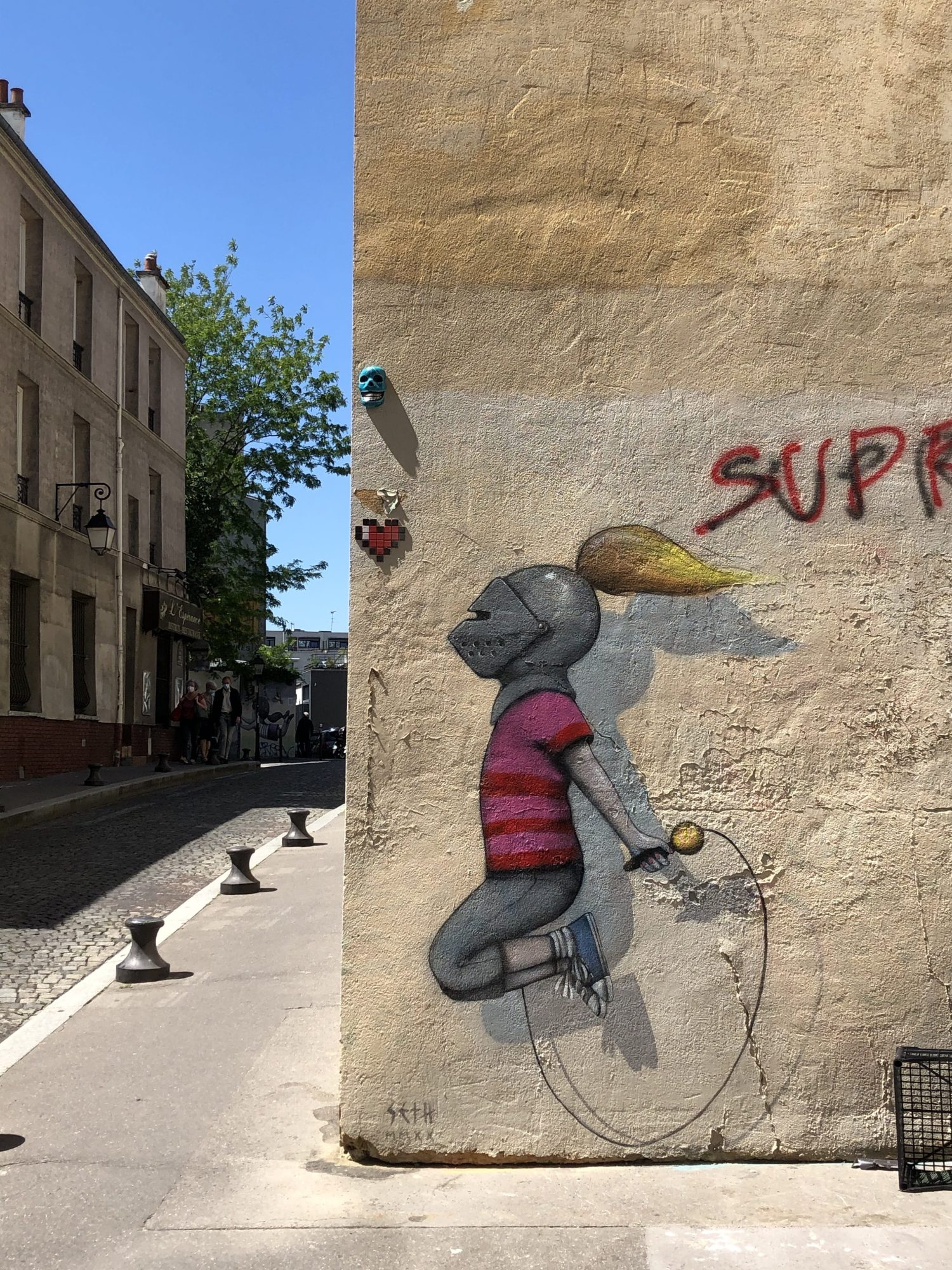 Fillette à la corde par Seth — Street art de Seth, Coeur pixel, Titiskull à Paris
