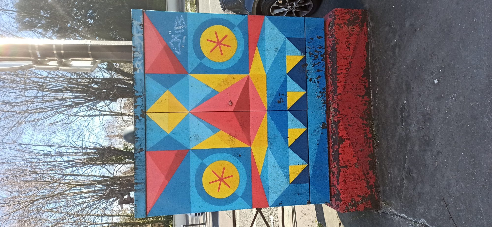 Geometric Patterns on Junction Box — Street art in Paris