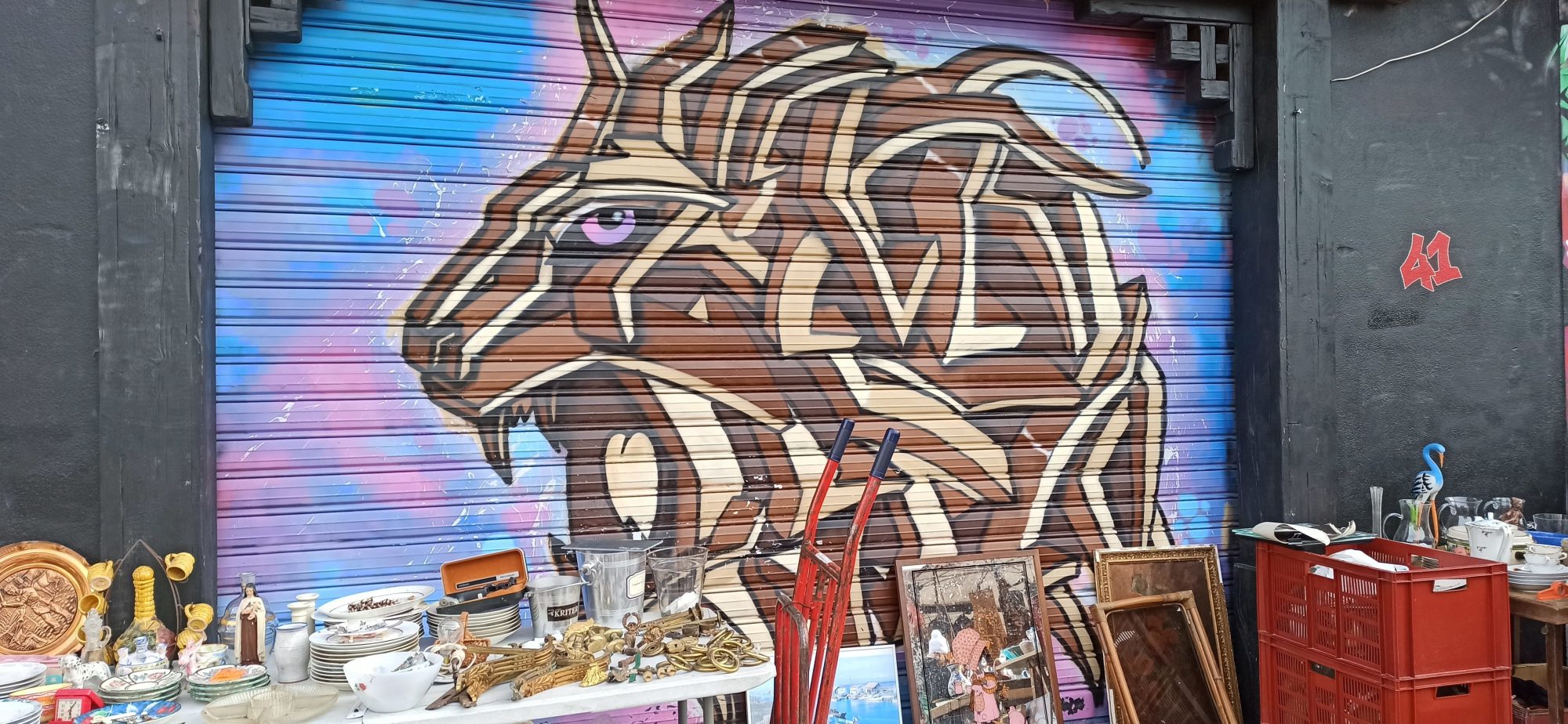 Tête de lion sur rideau métallique — Street art à Saint-Ouen-sur-Seine