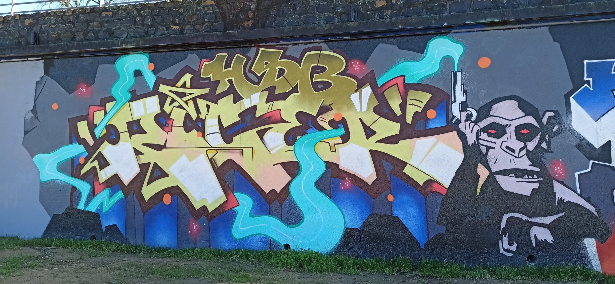 Golden Lettering and Armed Gorilla — Street art in Saint-Sébastien-sur-Loire
