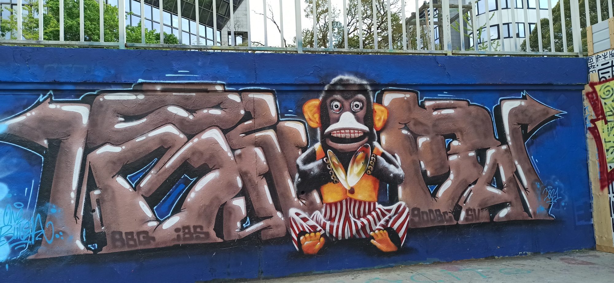 Singe jouet en wild-style — Street art à Nantes