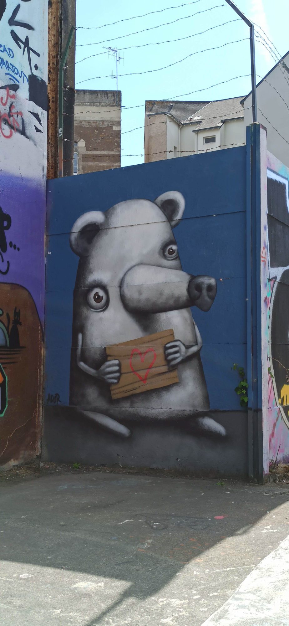 Ours au coeur blessé par Ador — Street art de Ador à Nantes