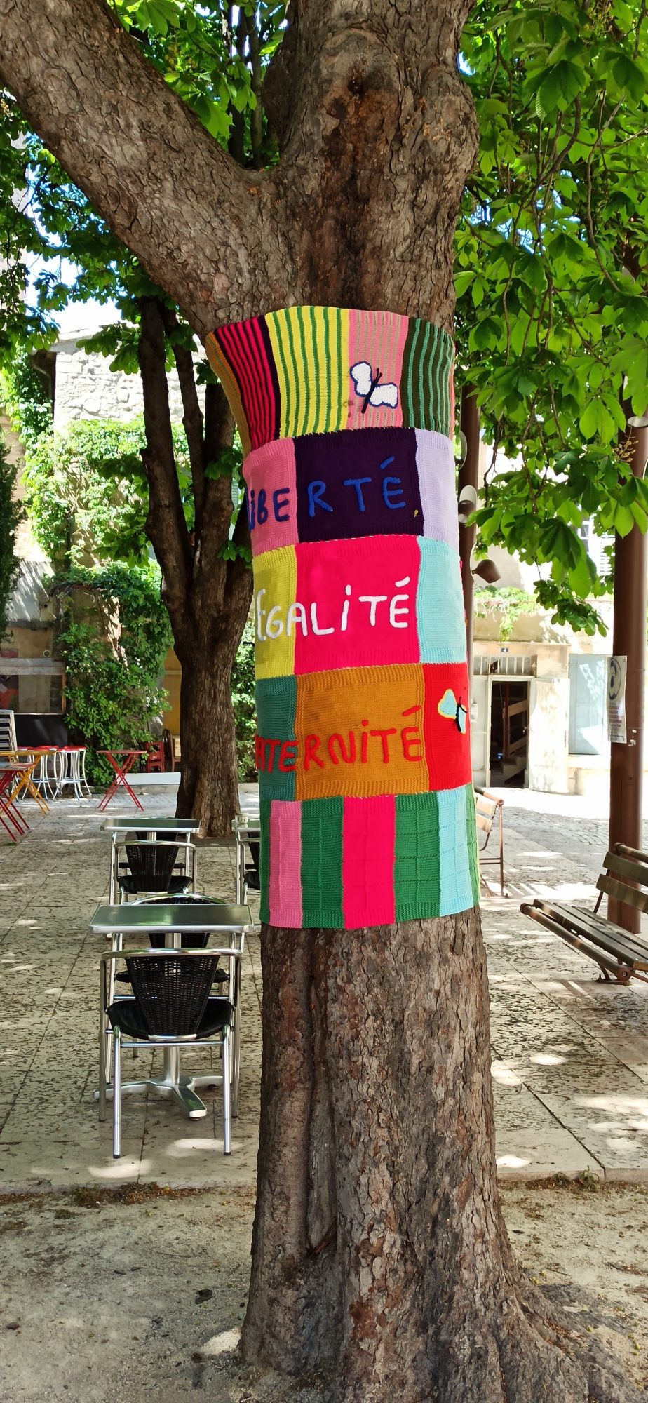 Liberté Égalité Fraternité en tricot — Street art à Saint-Rémy-de-Provence
