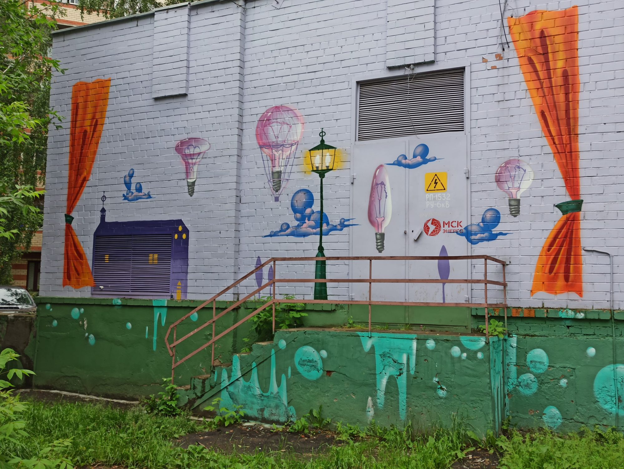 Théâtre cosmique aux ampoules flottantes — Street art de Shon KGB à Korolyov