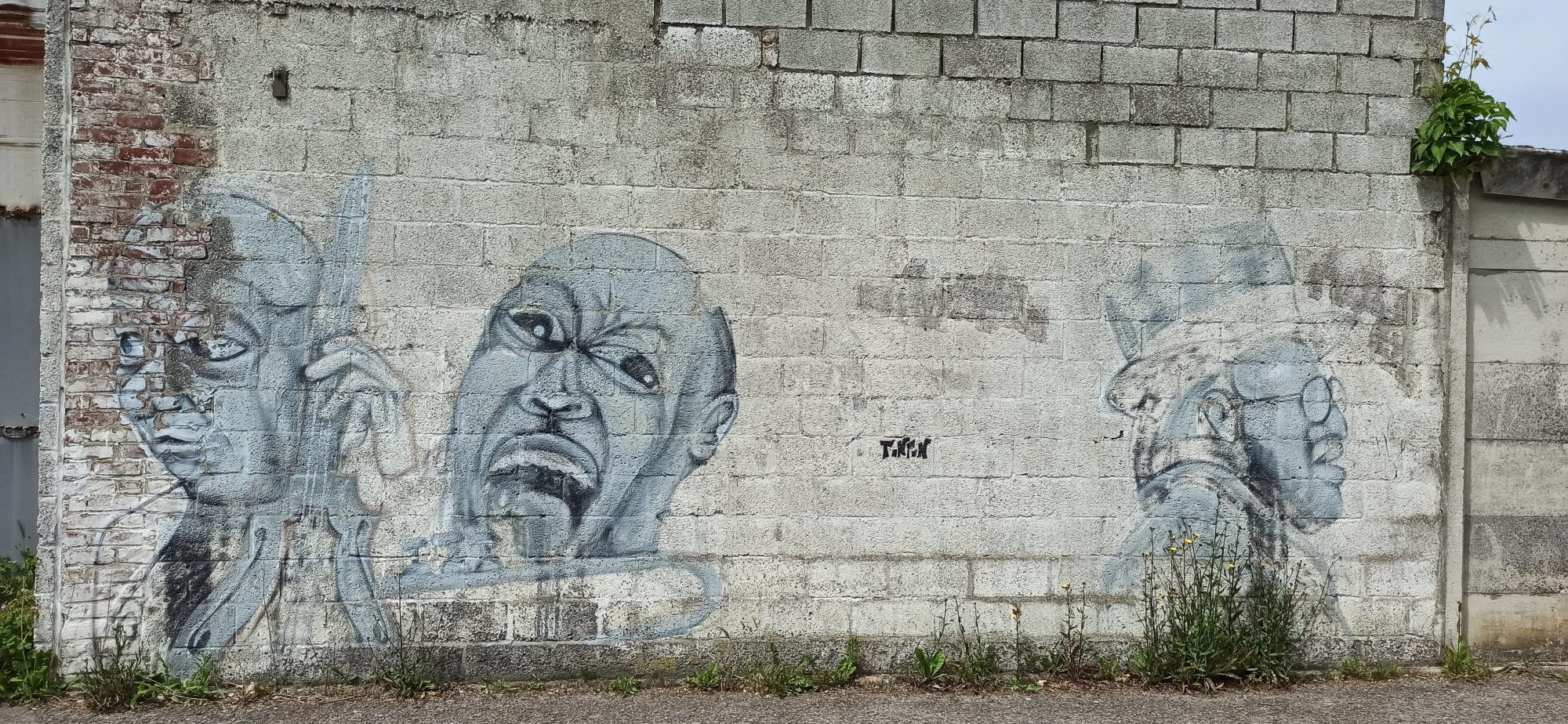 Trois visages grimaçants — Street art à Lille
