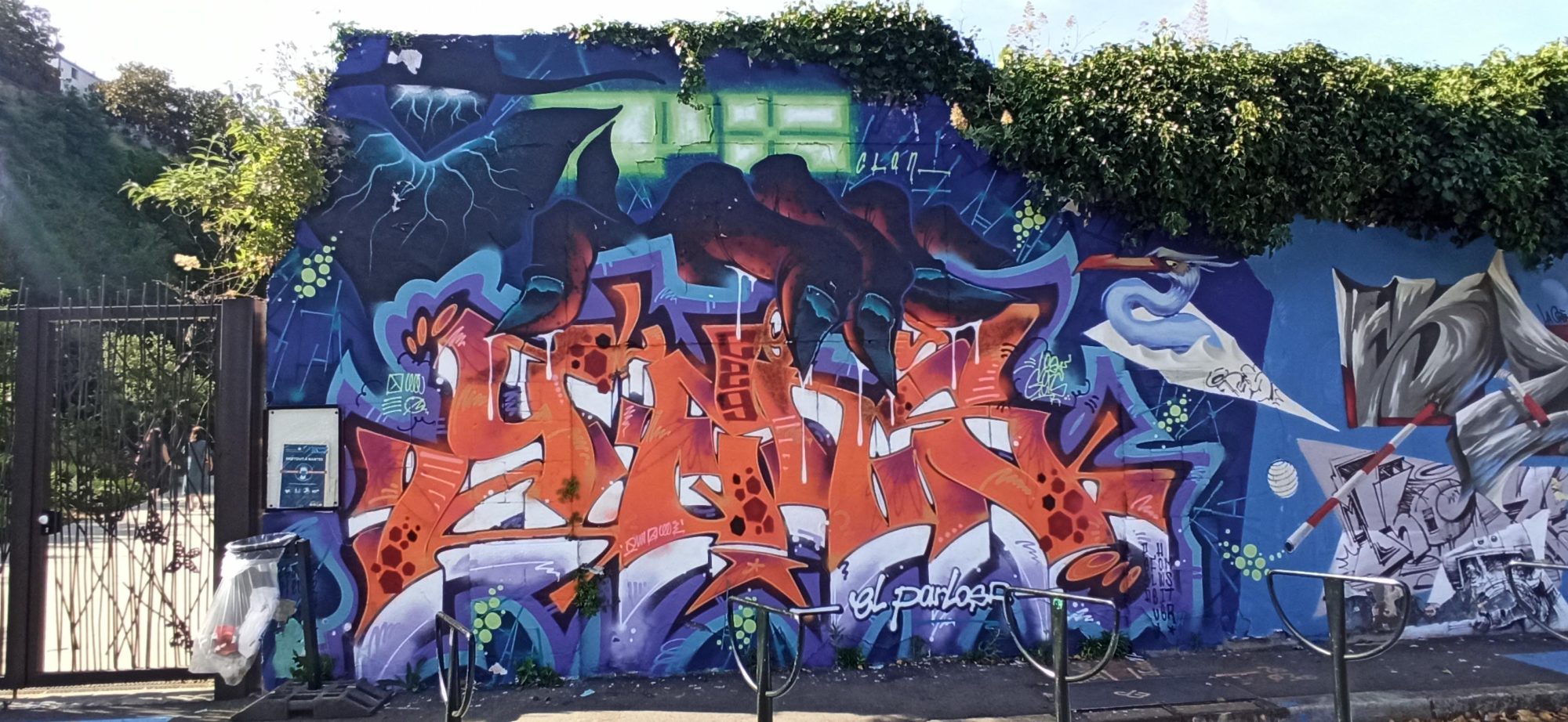 Complex Orange and Blue Lettering — Street art in Nantes