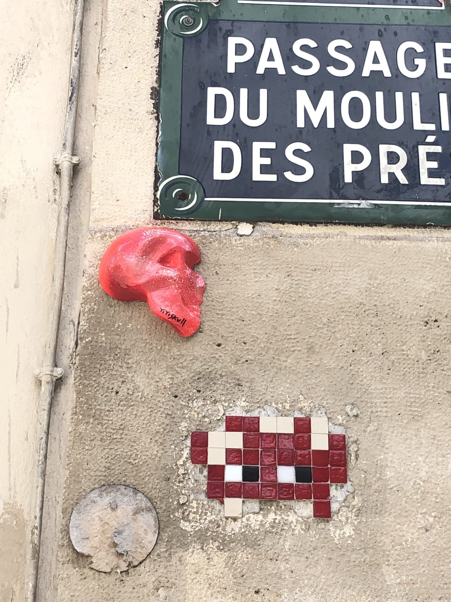 PA_78, invader et crâne rouge du passage du Moulin-des-Prés — Street art de Invader, Titiskull à Paris