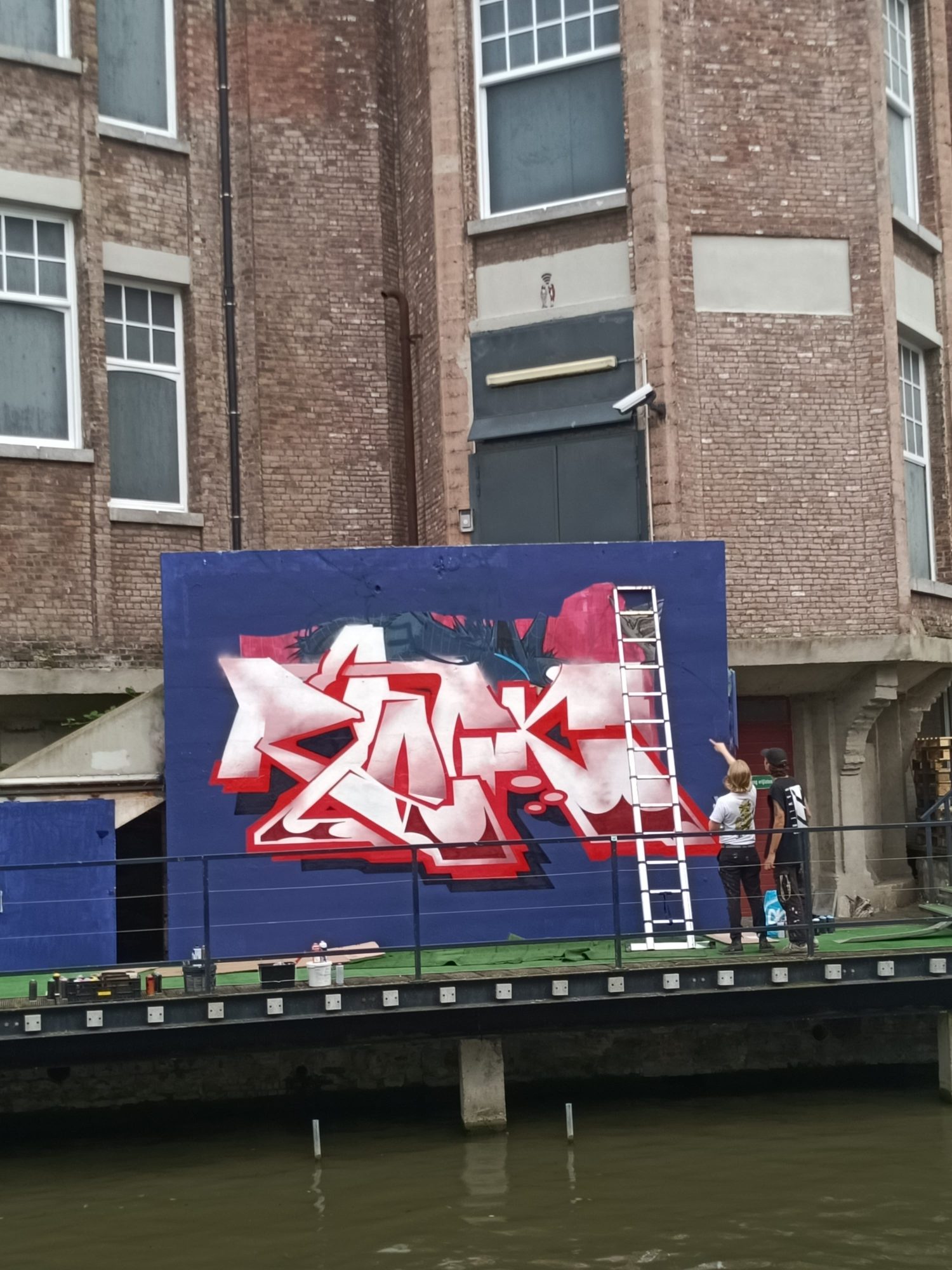 Lettrage 3D blanc et rouge — Street art à Gent