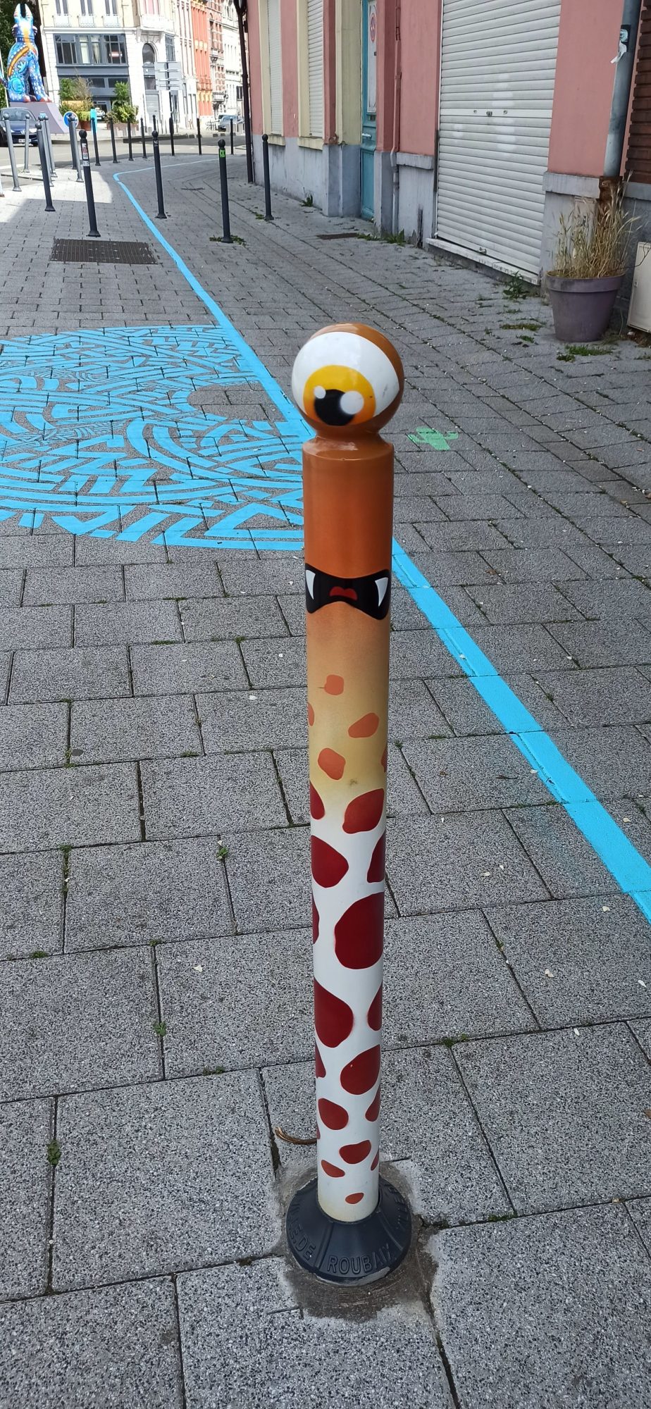 Borne-cyclope girafe de Le CyKlop — Street art de Le CyKlop à Roubaix