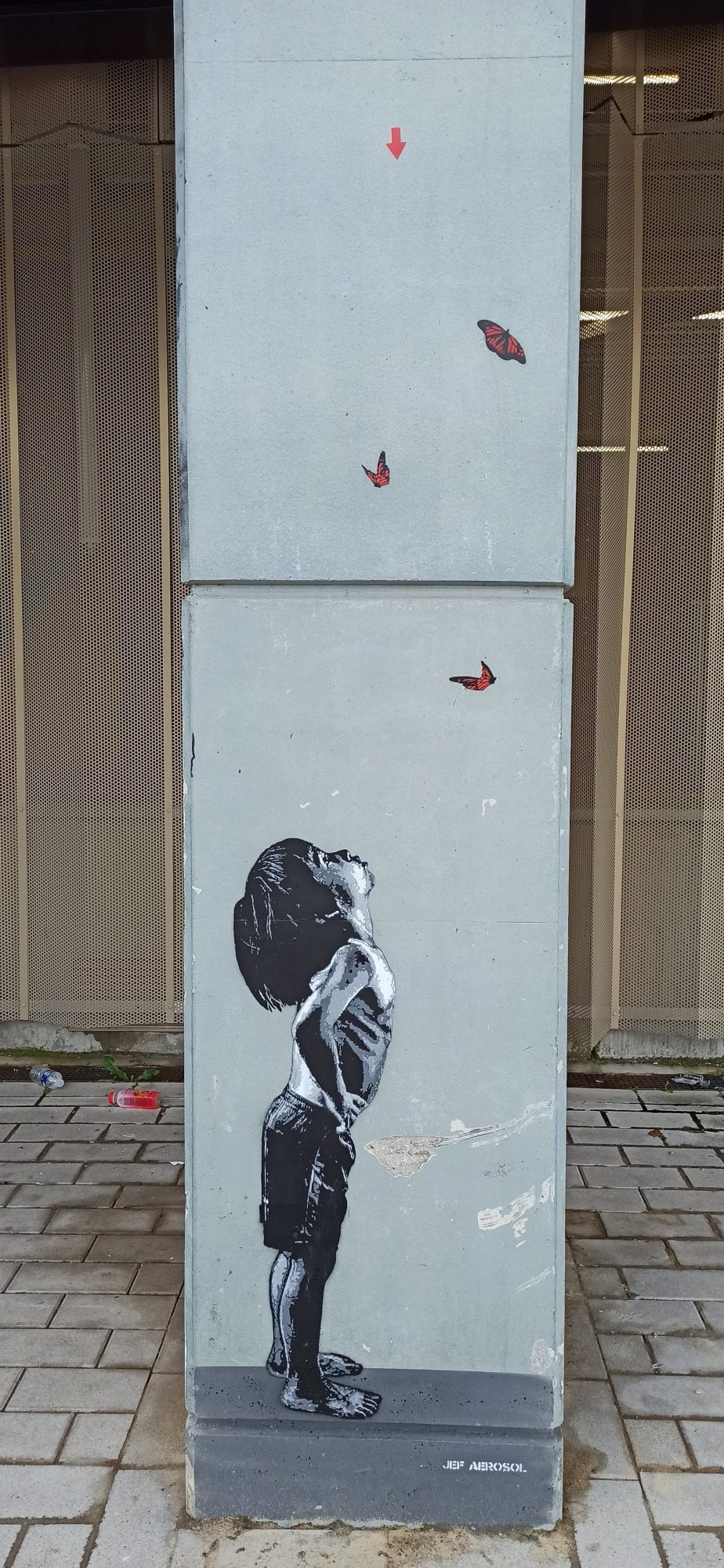Enfant aux papillons rouges de Jef Aérosol — Street art de Jef Aérosol à Roubaix
