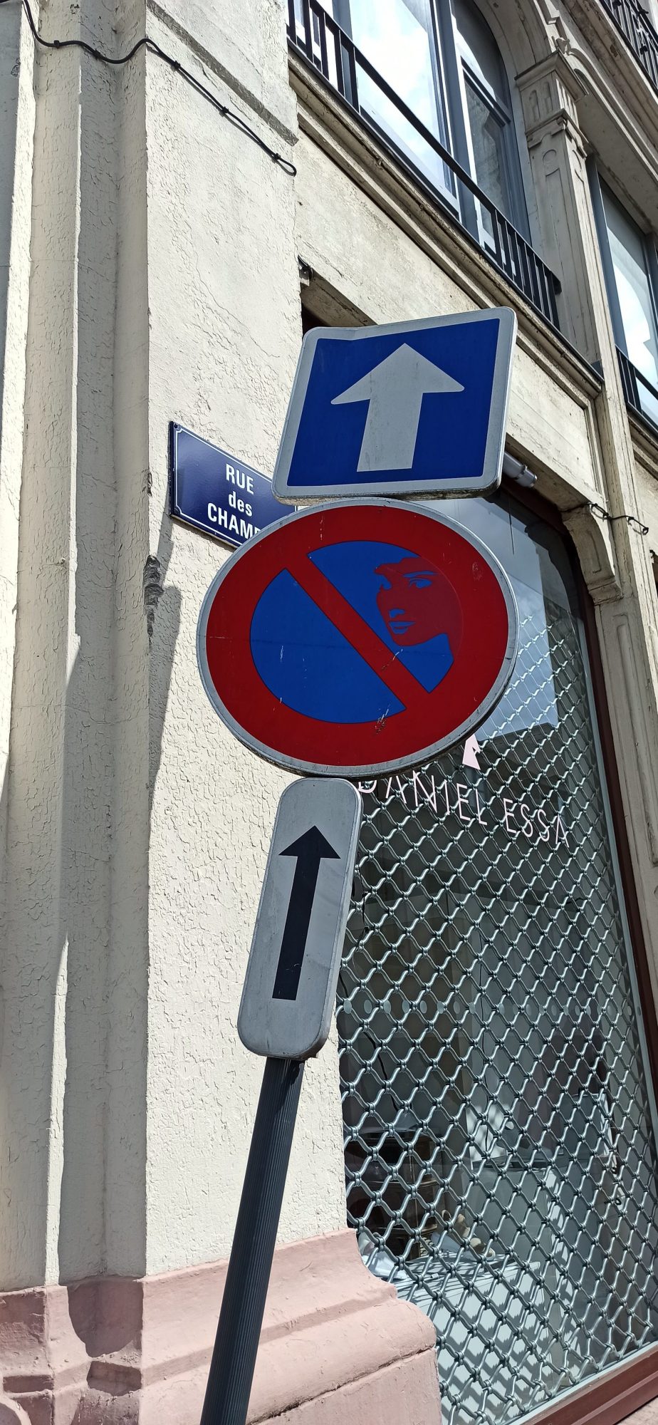 Panneau détourné par Clet à Roubaix — Street art de Clet à Roubaix
