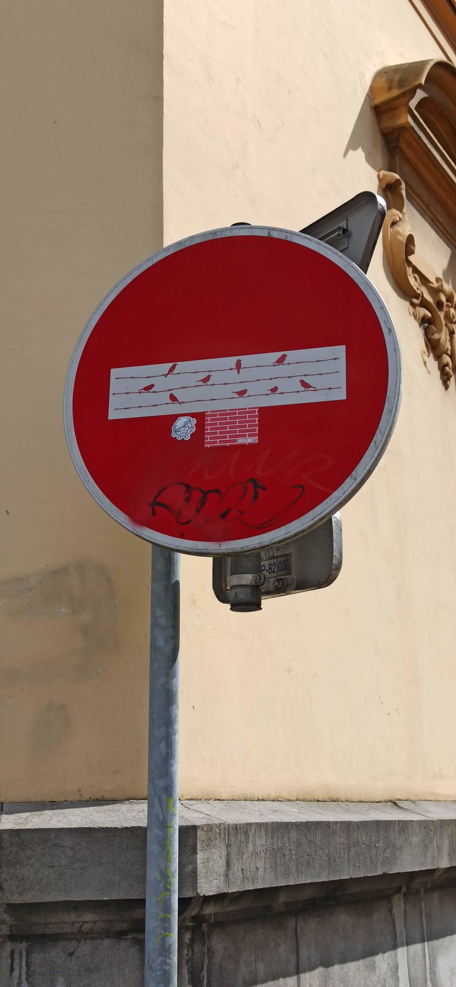Oiseaux en sens interdit par Clet — Street art de Clet à Roubaix