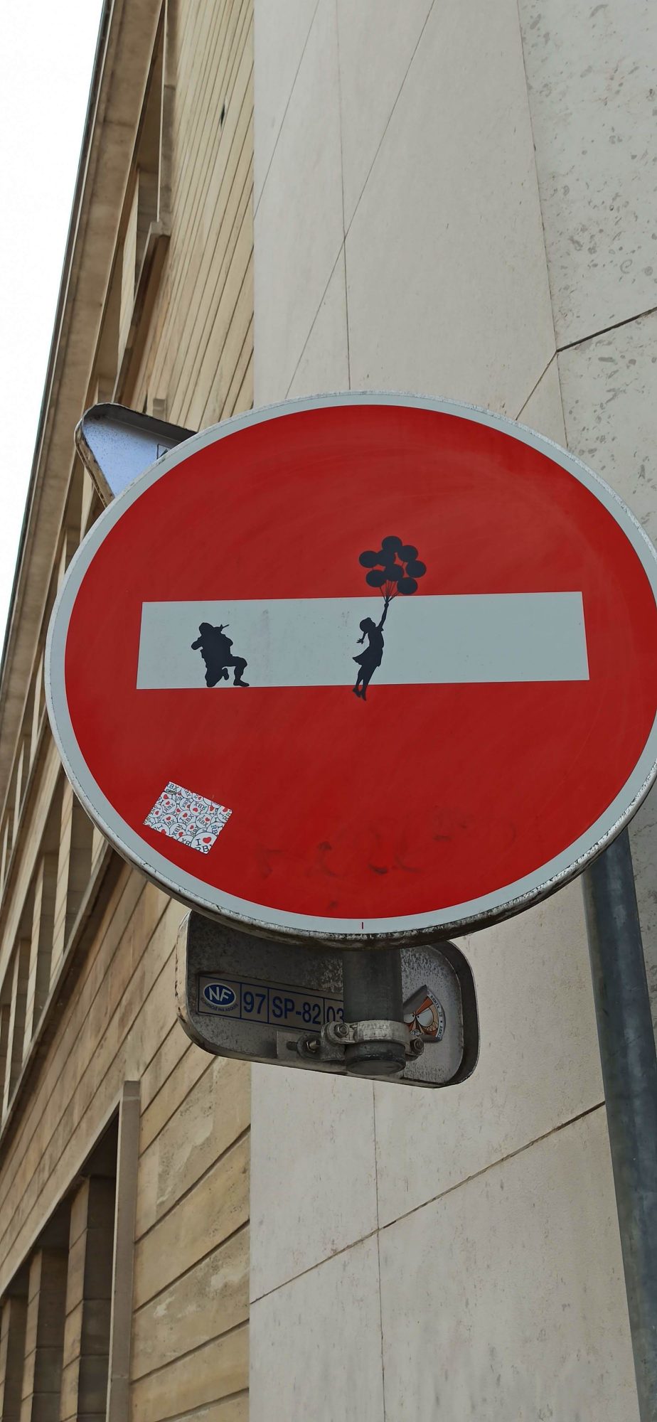 Fuite avec ballons par Clet — Street art de Clet à Roubaix