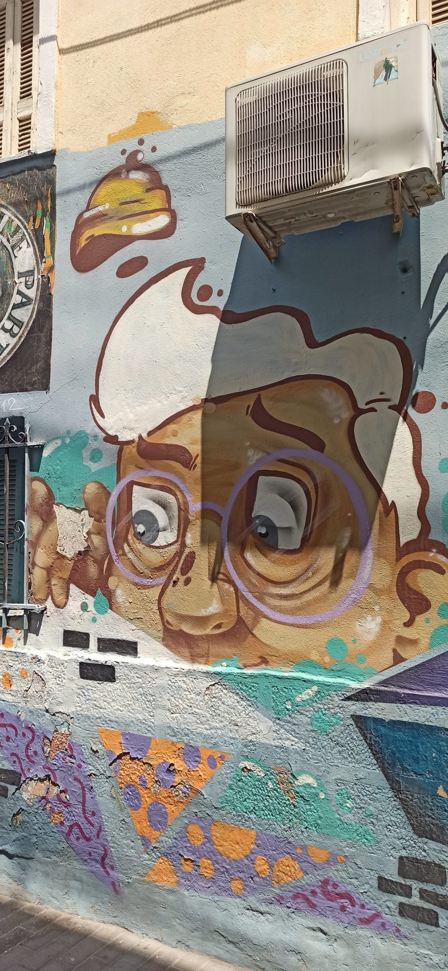 Visage à grosses lunettes et toque — Street art à Athina