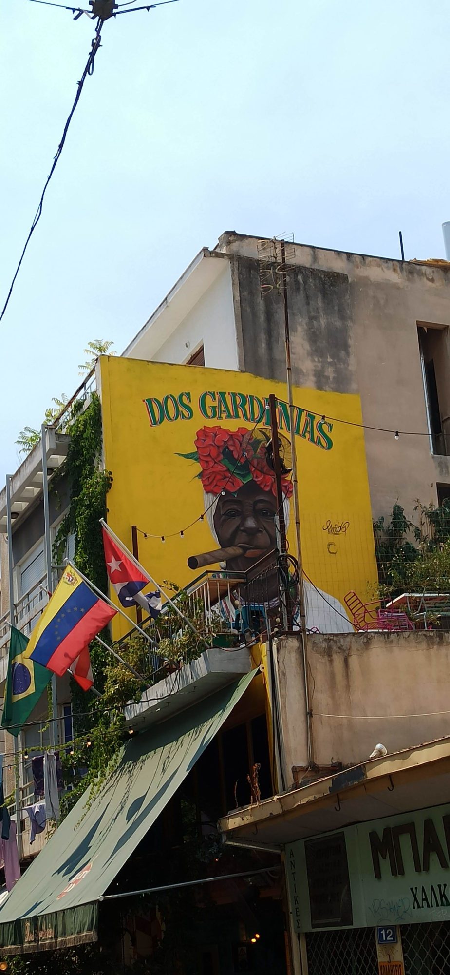 Dos Gardenias, the Cigar Smoker — Street art in Athina