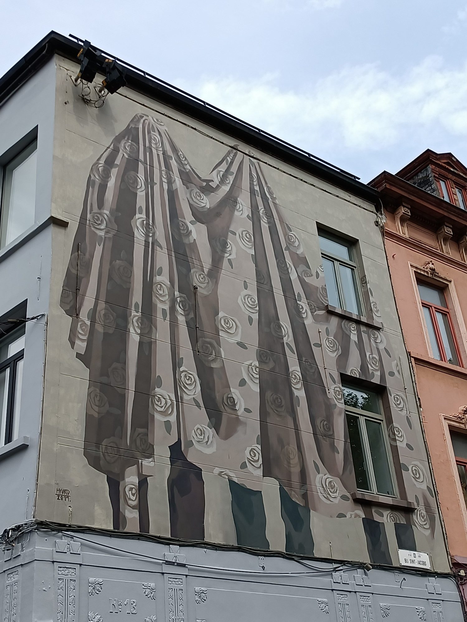 Drapé à motif de roses, par Hyuro — Street art de Hyuro à Gent
