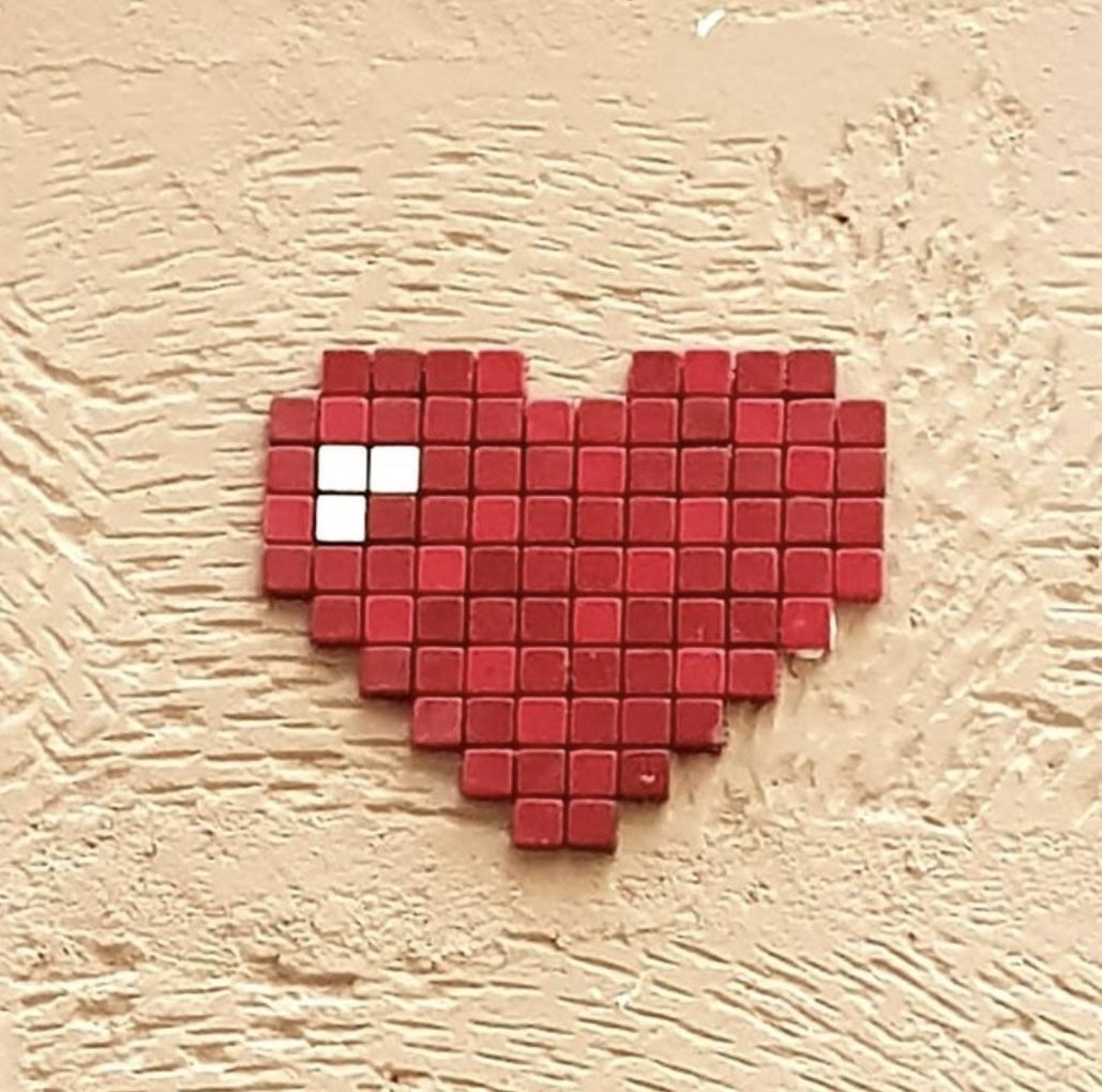 Cœur en mosaïque rouge — Street art de Coeur pixel à Paris