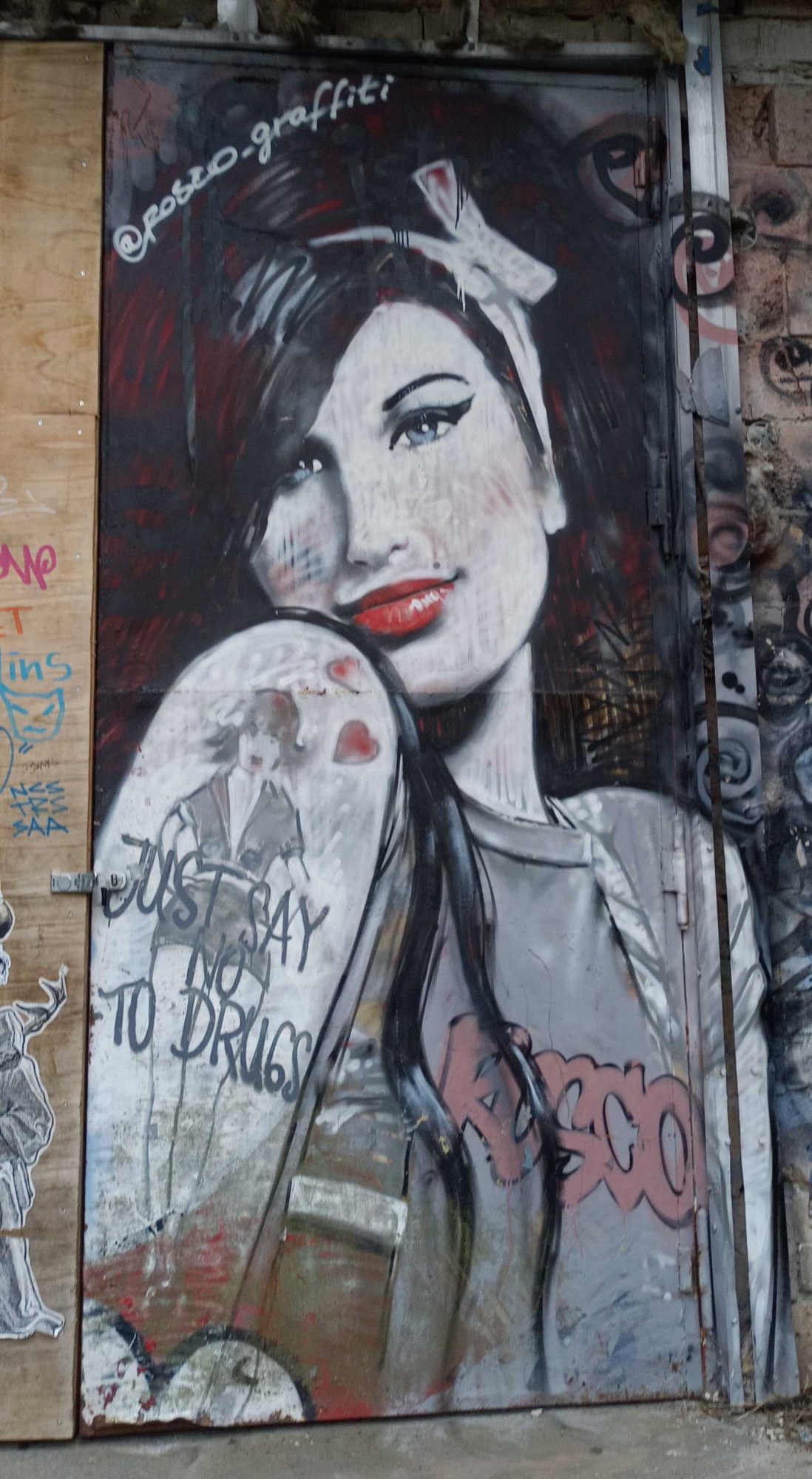 Portrait d'Amy Winehouse avec message anti-drogue — Street art à Berlin