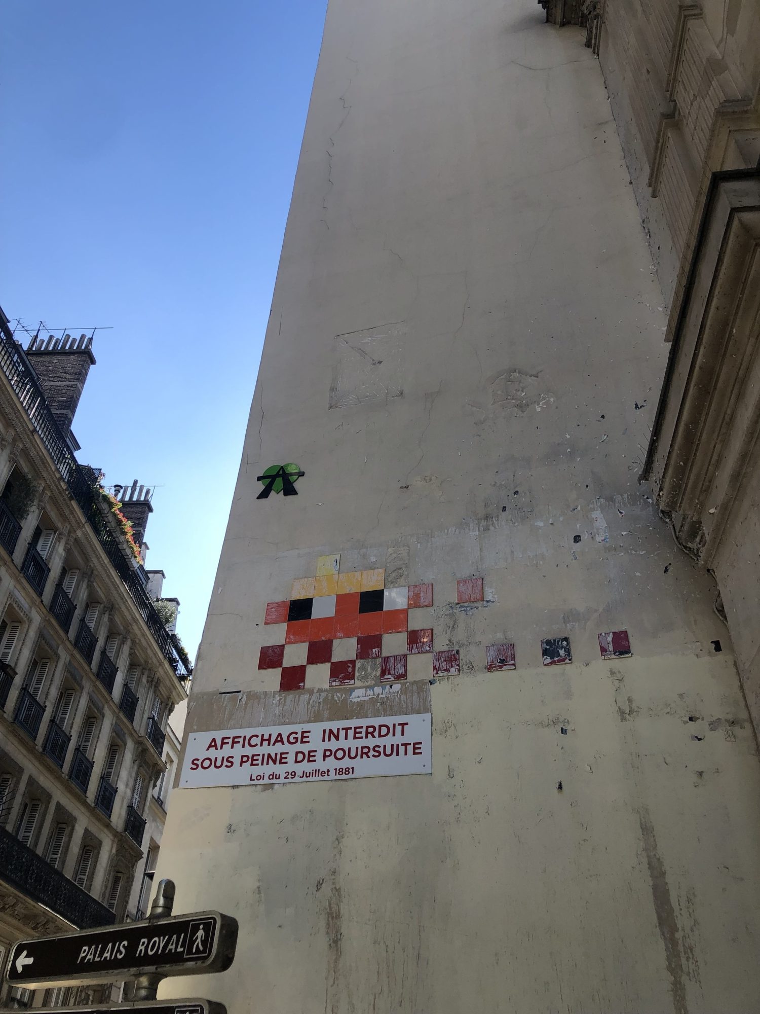 Mosaïque Invader rue de Richelieu — Street art de Invader, A2 à Paris