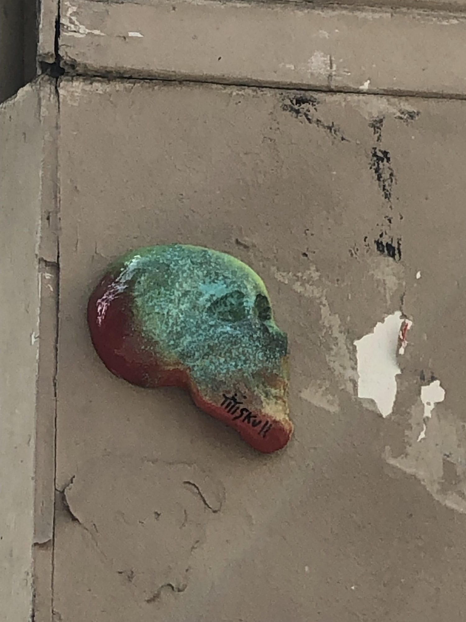 Crâne 3D par Titiskull — Street art à Paris
