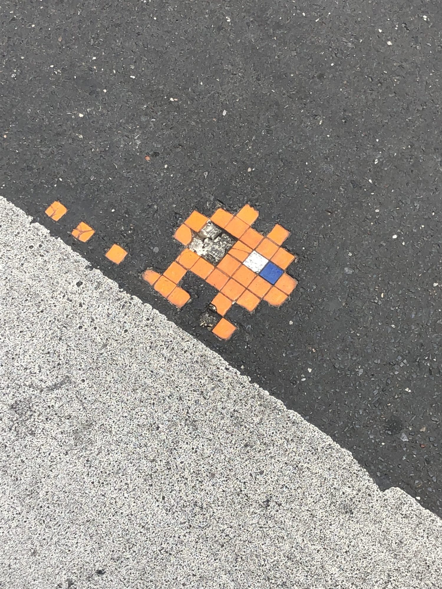 Mosaïque Invader sur le sol — Street art de Invader à Paris