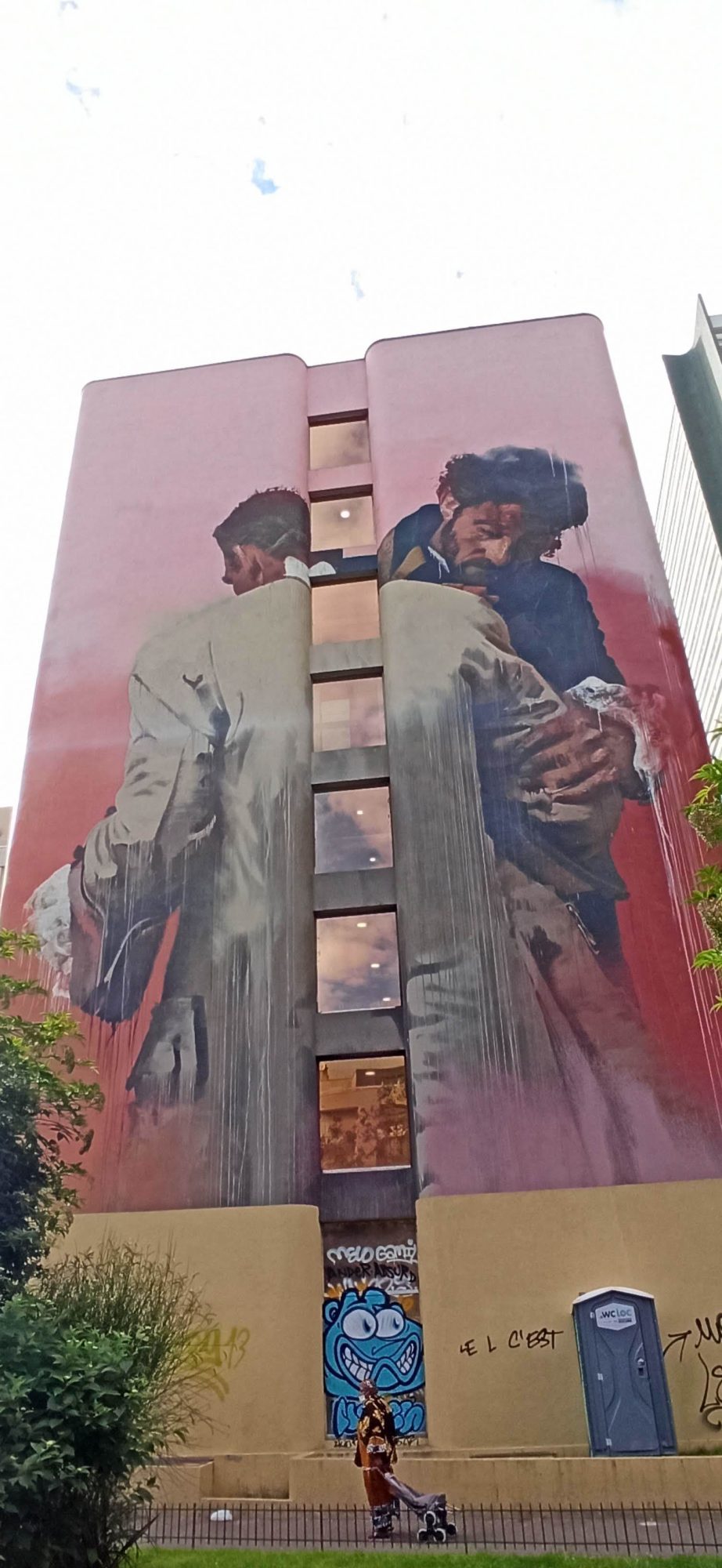Étreinte dramatique par Conor Harrington — Street art de Conor Harrington à Paris
