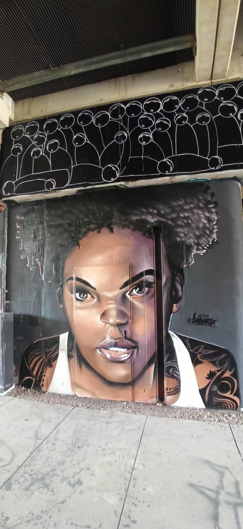 Portrait de femme au regard intense — Street art à Paris