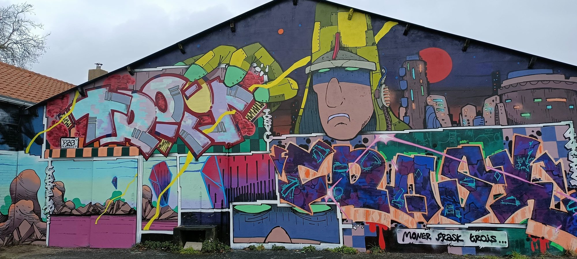 Warrior robot and lettering, Moner — Street art by Moner in Nantes