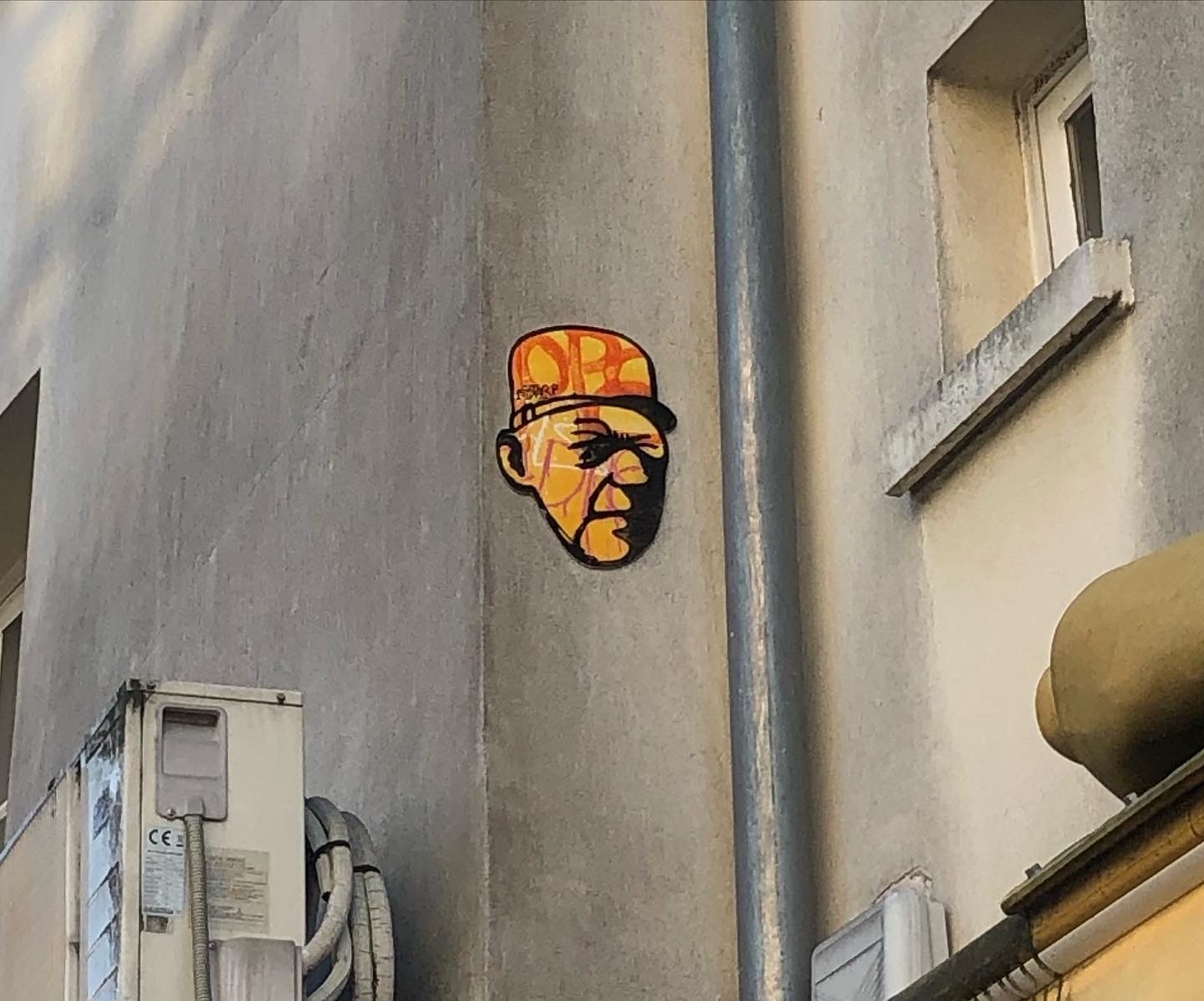 Mister P, face orange à casquette — Street art de Mister P à Paris