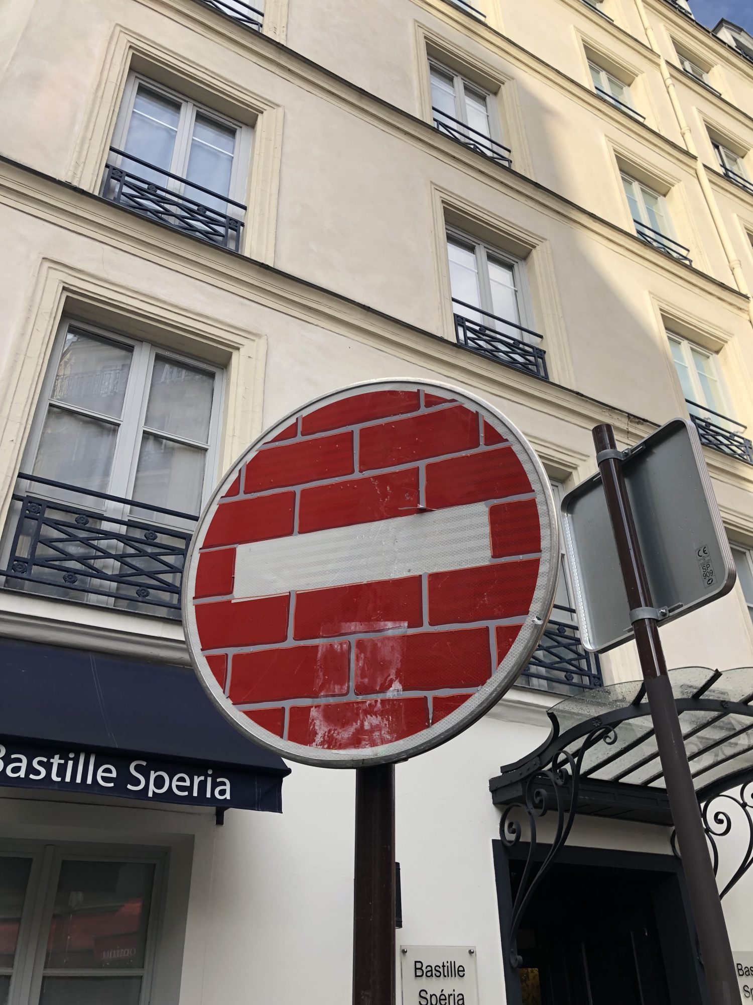 Panneau mur de briques, Clet — Street art de Clet à Paris
