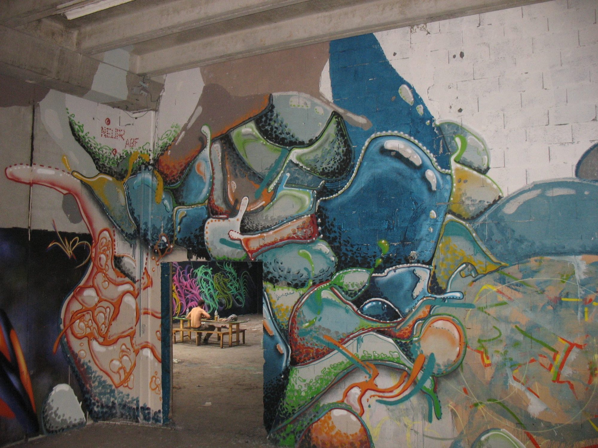 Créature bleue dans lieu abandonné — Street art à Trélissac
