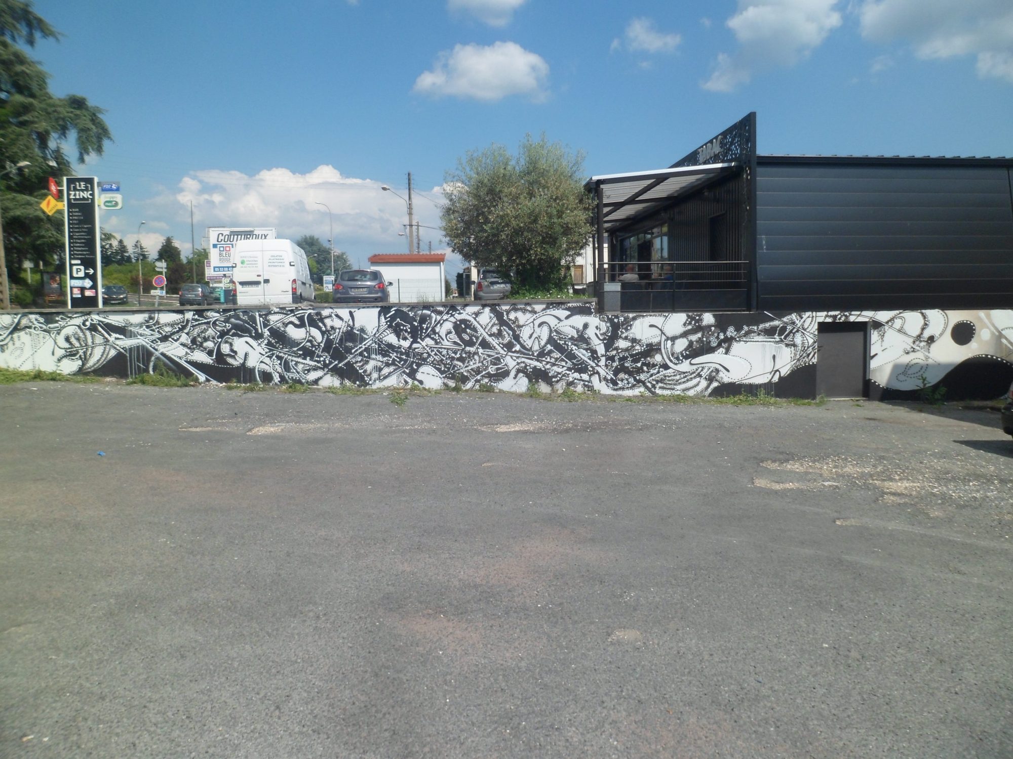Fresque noir et blanc le long d'une route — Street art à Trélissac