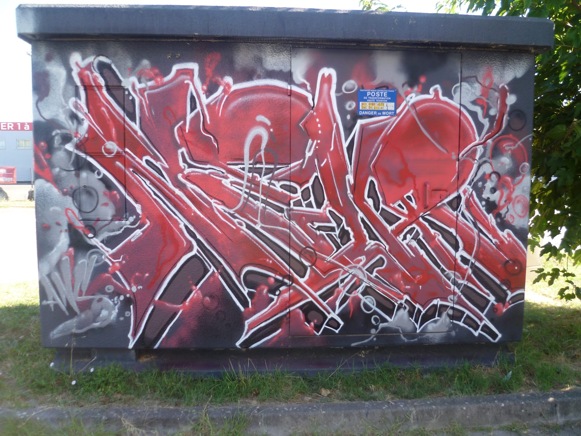 Red Wildstyle on Electrical Box — Street art in Trélissac