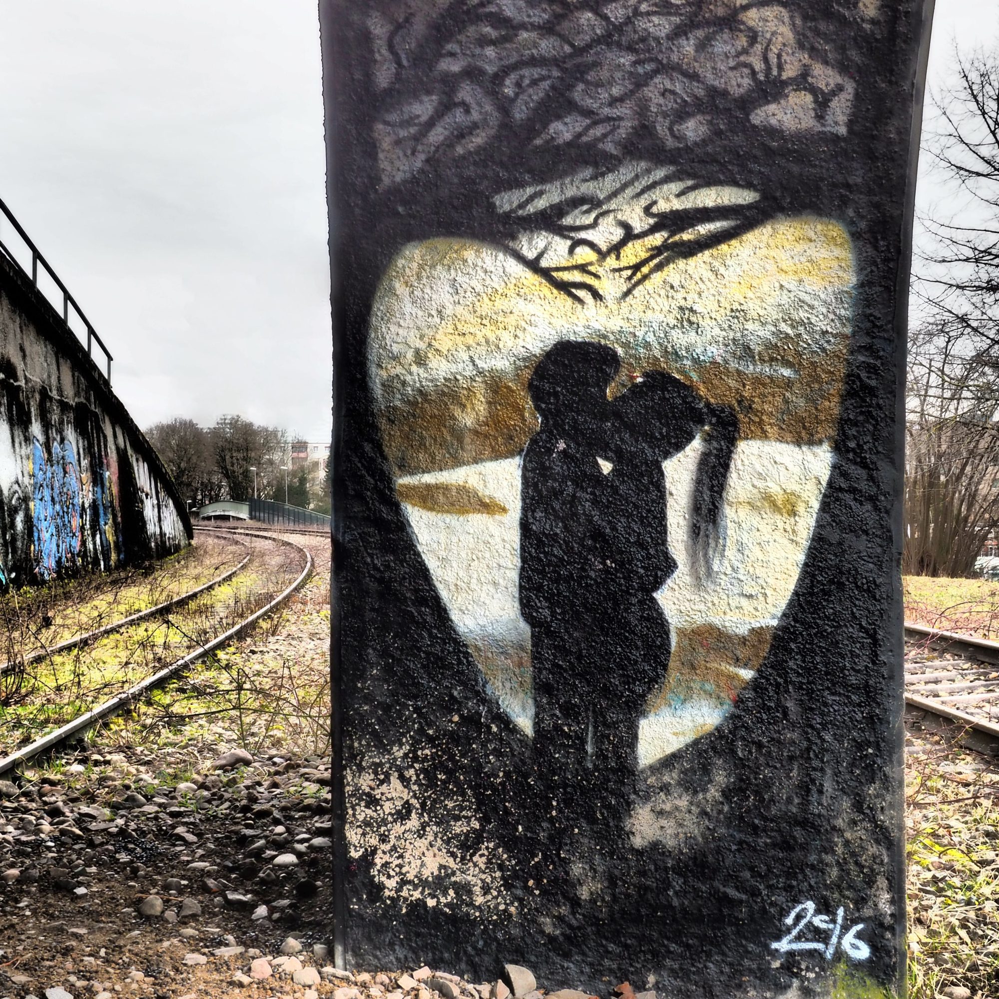 Premier Amour sur Pilier Ferroviaire — Street art à Basel