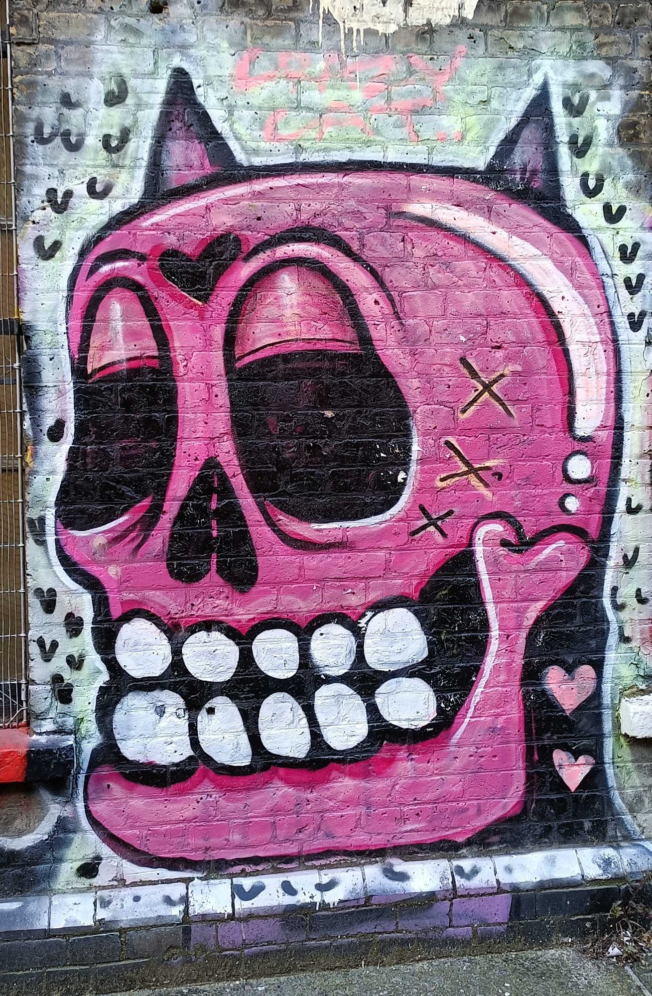 Crâne rose aux oreilles pointues — Street art à London