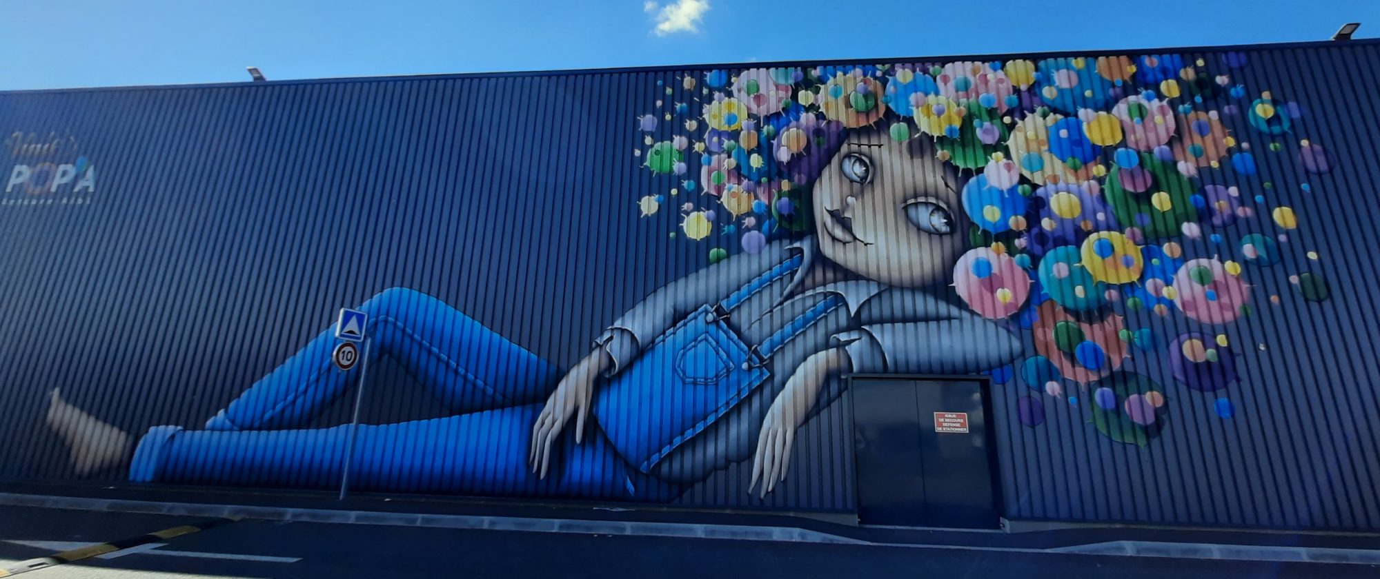 Femme aux bulles colorées par Vinie — Street art de Vinie à Lescure-d'Albigeois