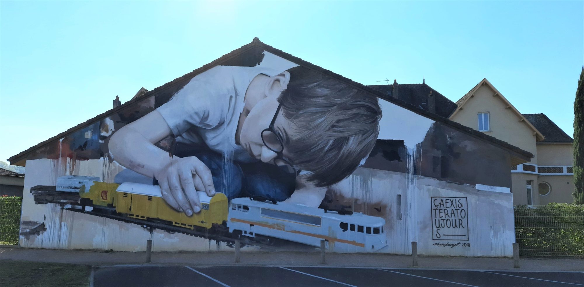 Enfant et train par Sismikazot — Street art de Sismikazot à Biars-sur-Cère