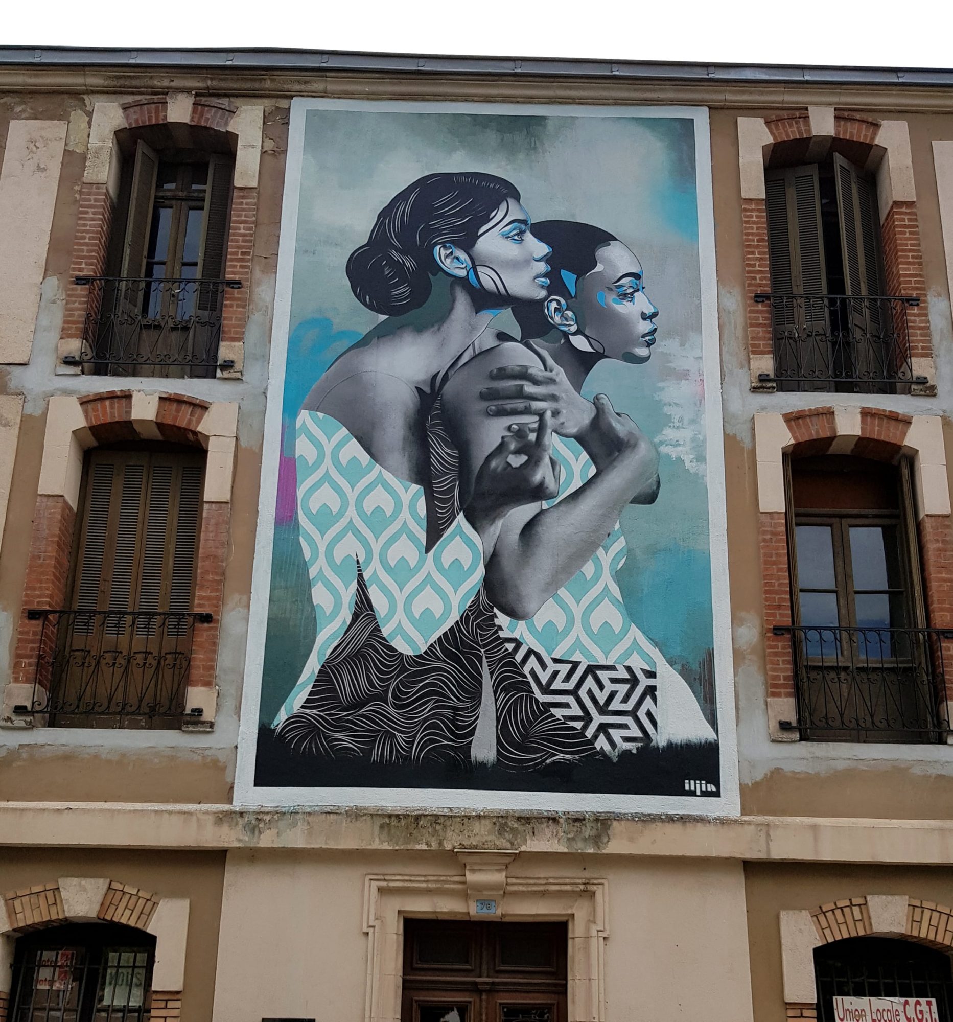 Étreinte art déco par iljin — Street art de ljin à Decazeville