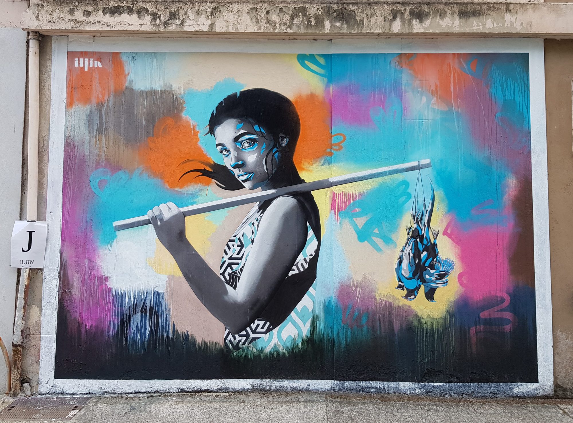 Étreinte art déco par iljin — Street art de ljin à Decazeville