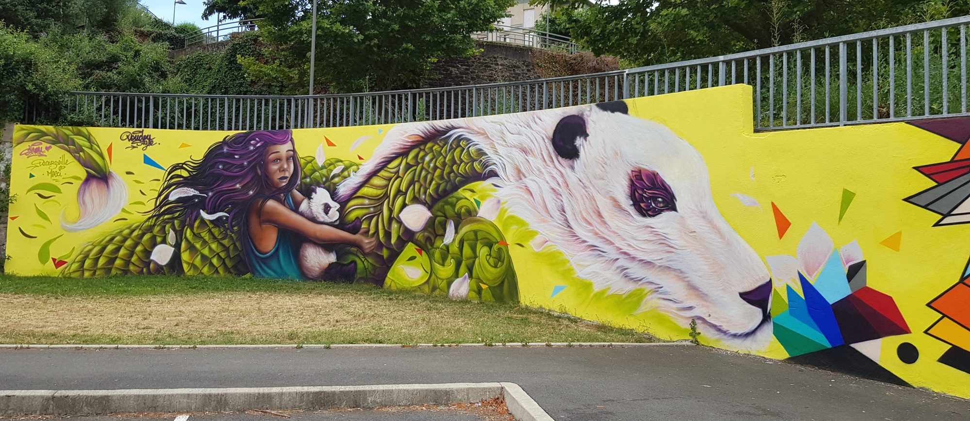 Fille et panda par Doudou style — Street art de Doudou style à Decazeville