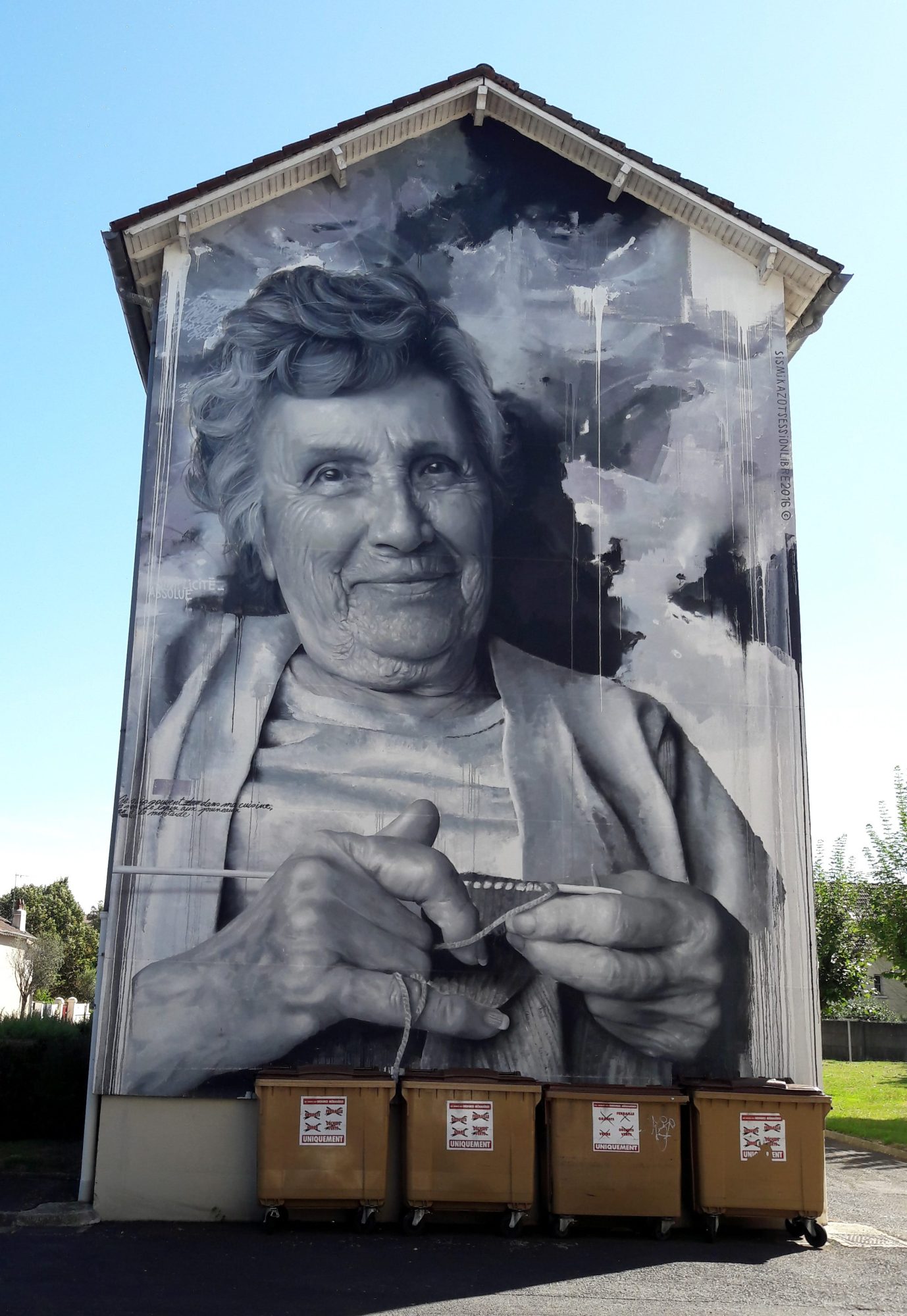 La tricoteuse, en gris sur le pignon — Street art de Sismikazot à Aurillac