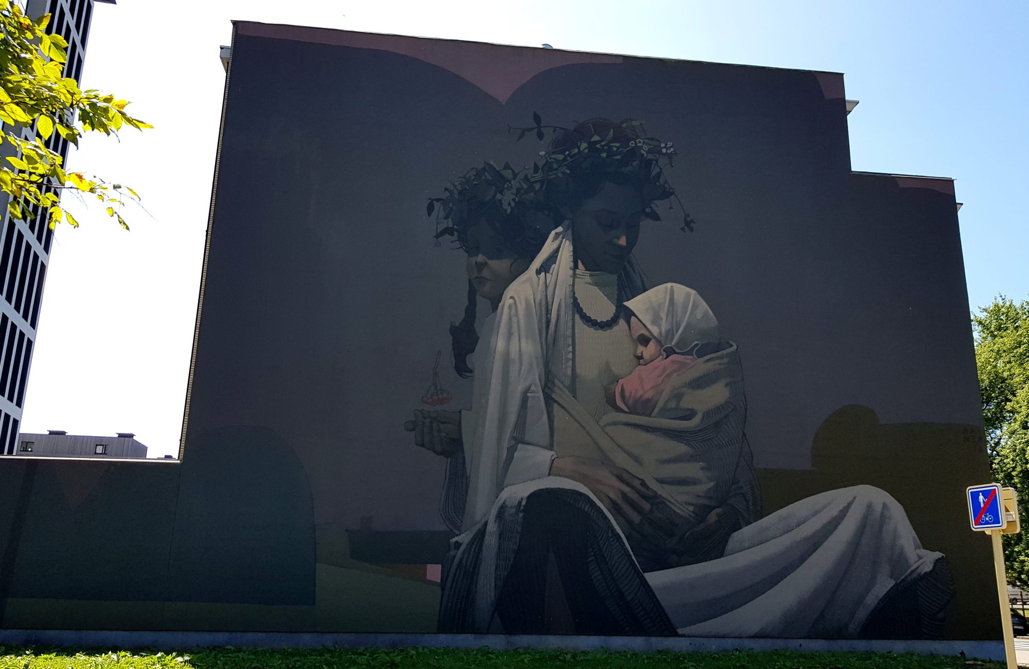 Maternité monumentale de Sainer — Street art de Sainer à Bruxelles