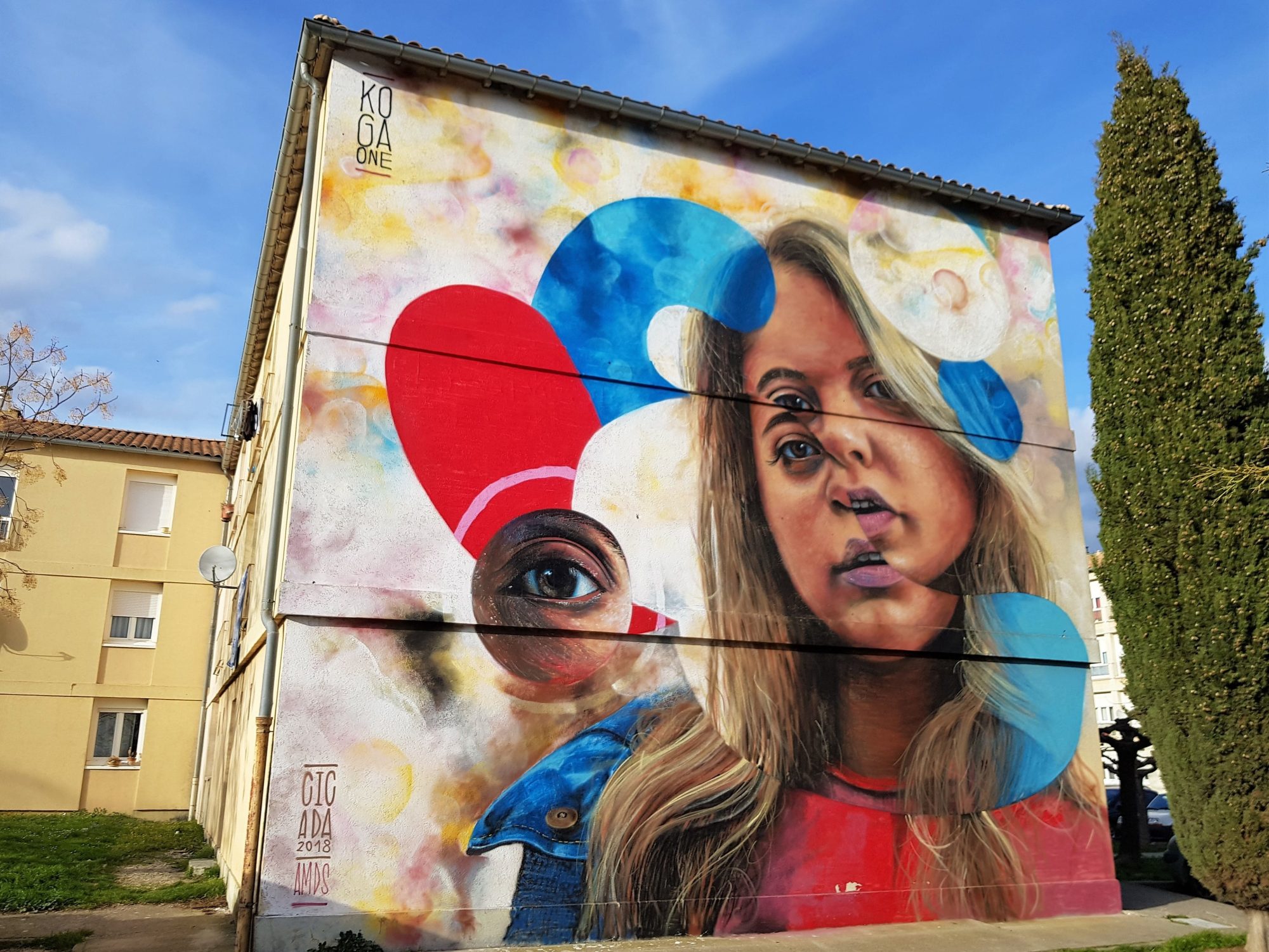 Les deux visages sous les aplats de KogaOne — Street art de KogaOne à Uzès