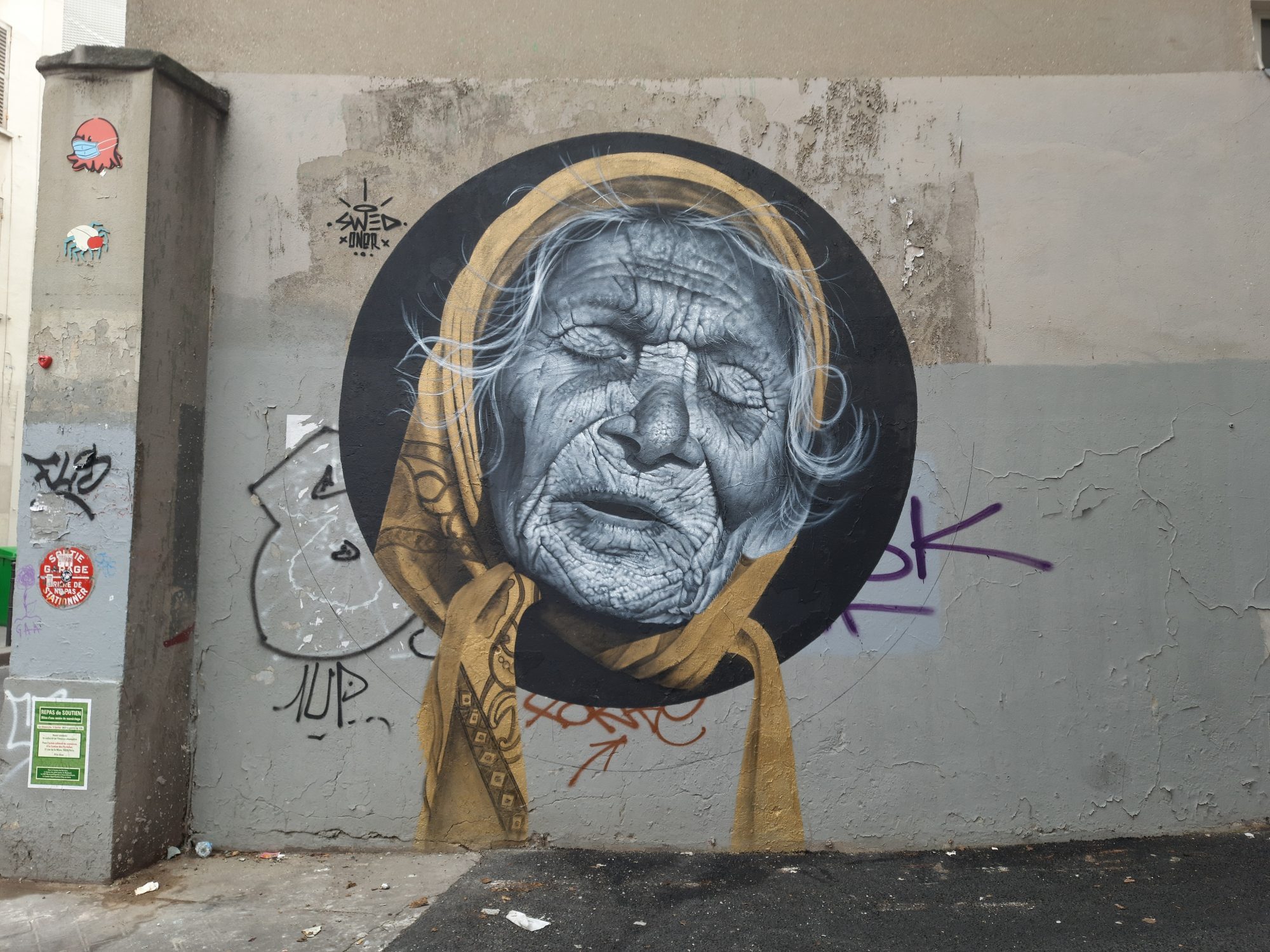La vieille femme au foulard d'or — Street art de SWED ONER à Paris