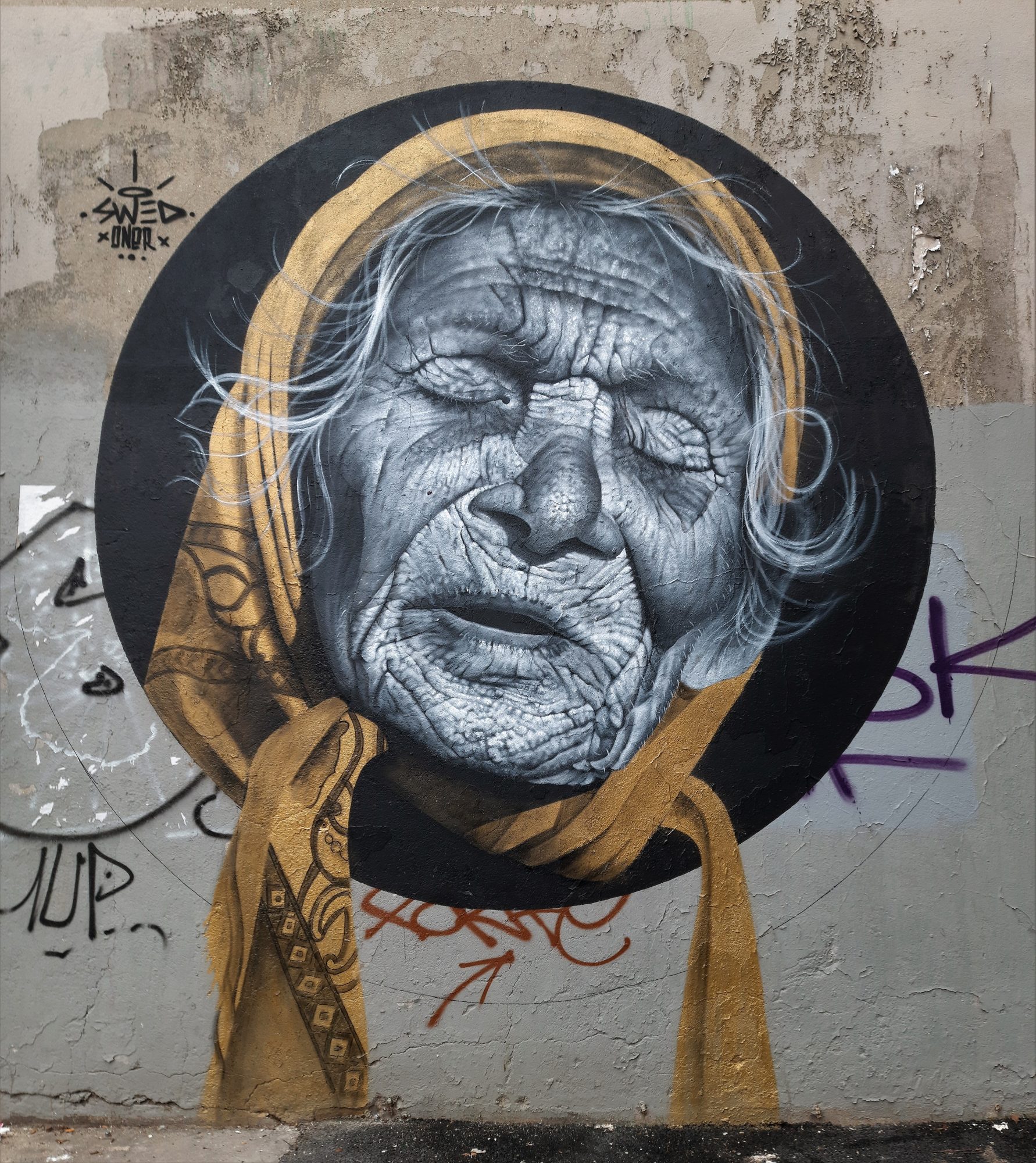 La vieille femme au foulard d'or — Street art de SWED ONER à Paris