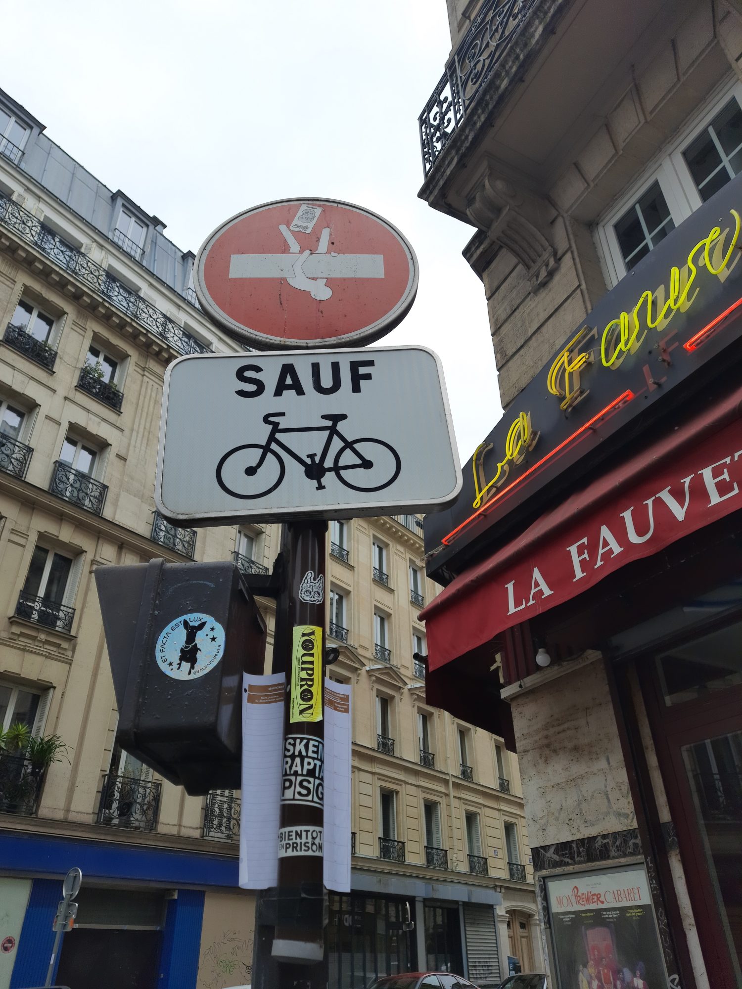 Le porteur de barre sur le sens interdit — Street art de Clet à Paris